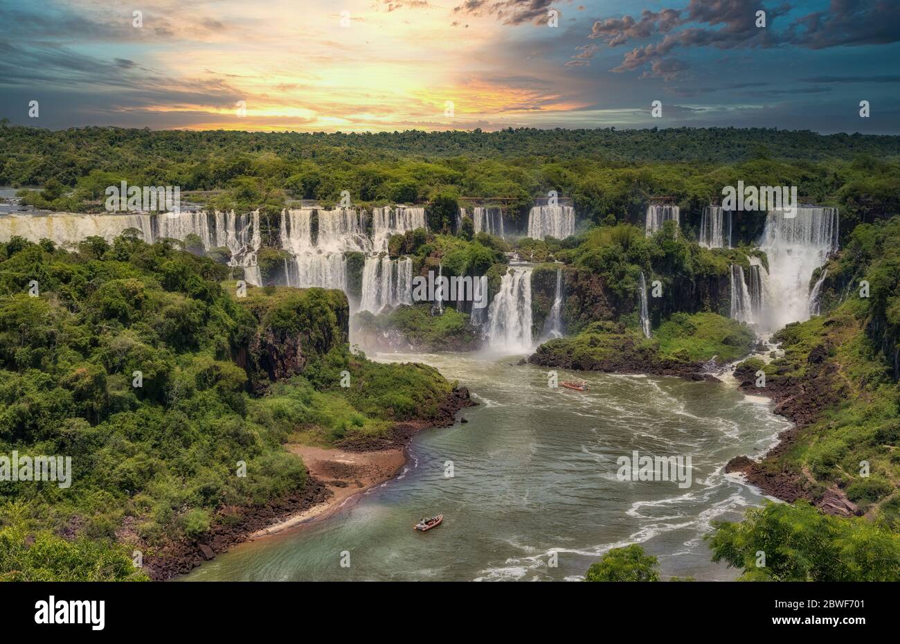 Die Iguazu Wasserfälle auf der argentinischen Seite. Von der brasilianischen Seite fotografiert. Stockfoto