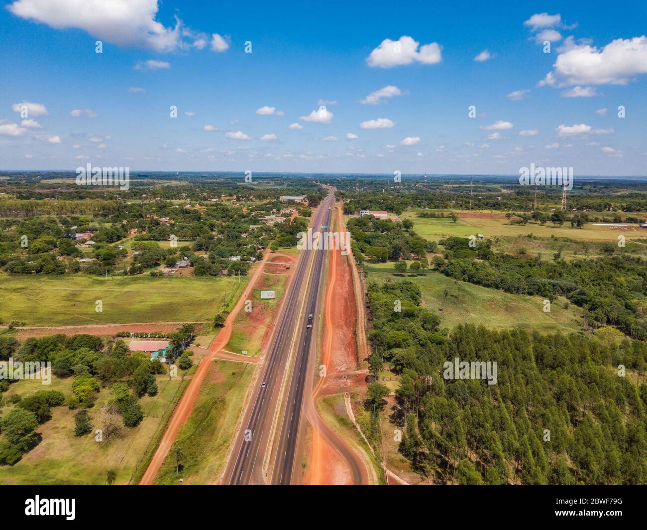 Luftaufnahme der neuen Route 7 (Ruta 7) von Caaguazu nach Ciudad del Este in Paraguay, die auf vier Fahrspuren erweitert wurde. Stockfoto