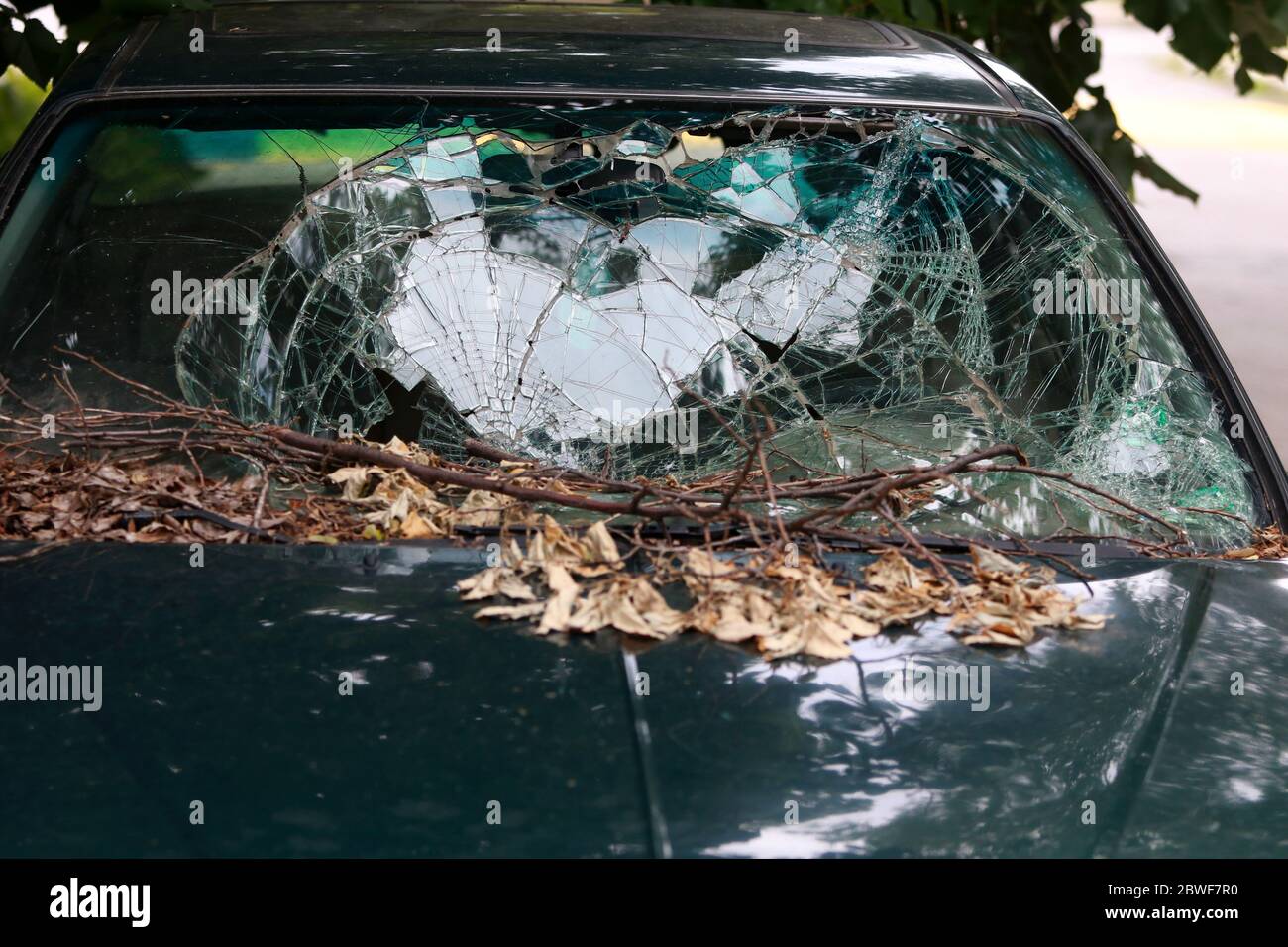 Verlassene Auto mit gebrochenen Windschutzscheibe und Seitenscheiben,  Reifen und defekte Scheinwerfer Stockfotografie - Alamy