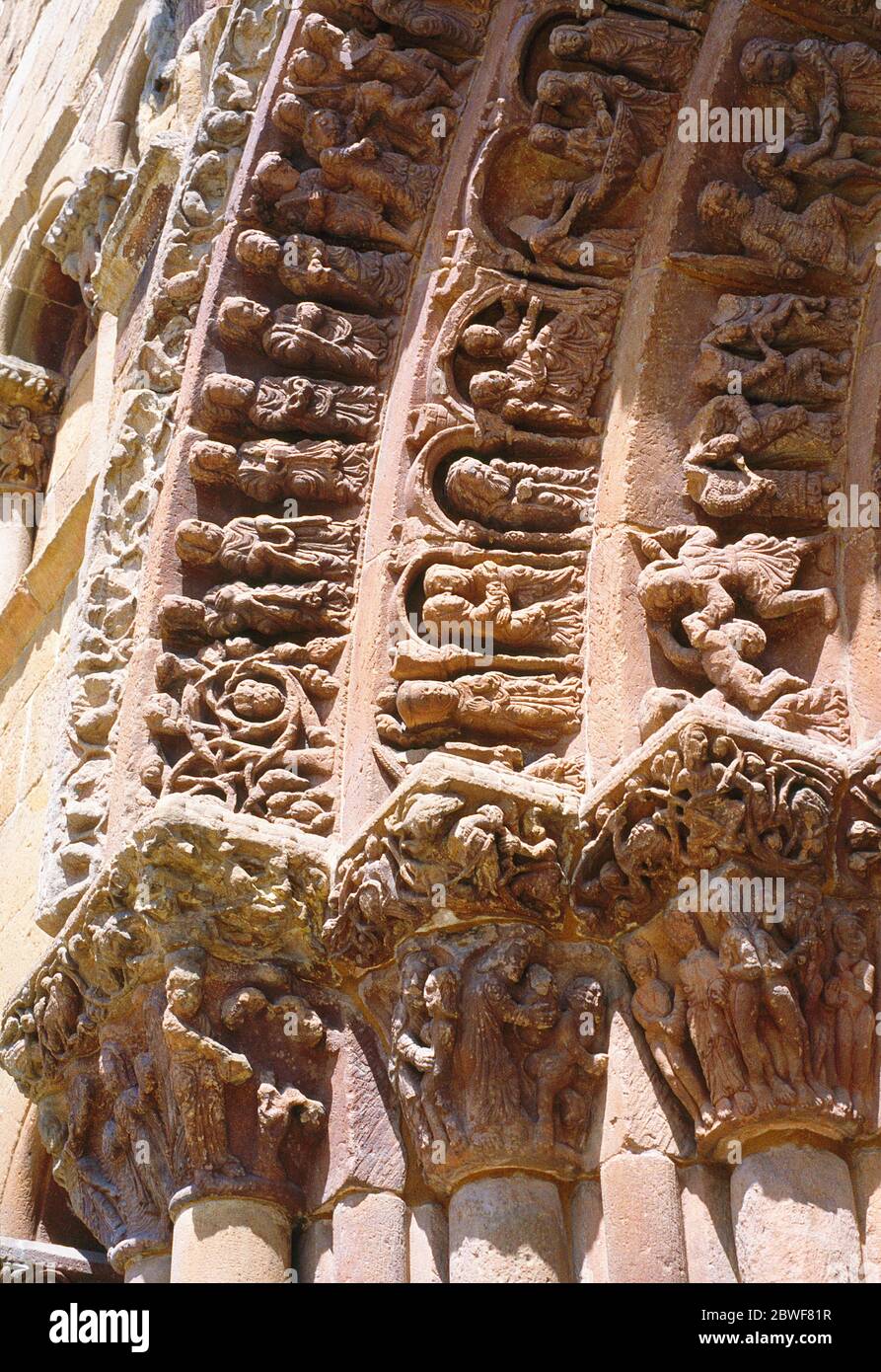Romanische Reliefs. Santo Domingo Kirche, Soria, Spanien. Stockfoto