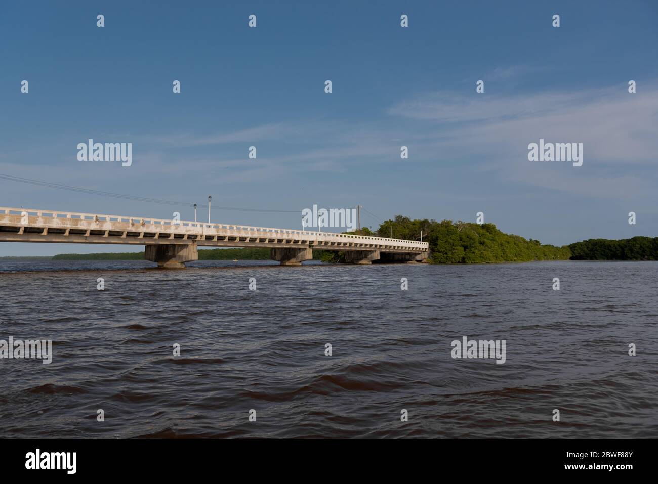 Eine Brücke über den großen Fluss bei Celestun, „Rio Lagartos Biosphärenreservat“, Yucatan, Mexiko (beliebtes Reiseziel) Stockfoto