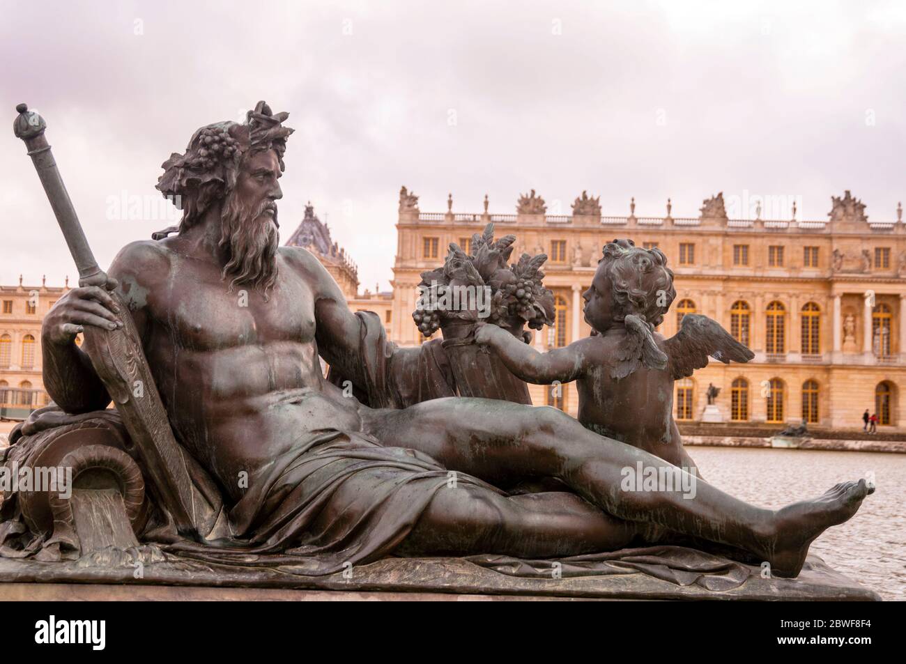 Die klassischen Statuen von Versailes Gardens sind eine Erzählung der Reise des Sonnengottes Apollo als Personifikation von Macht und Vernunft in Frankreich. Stockfoto