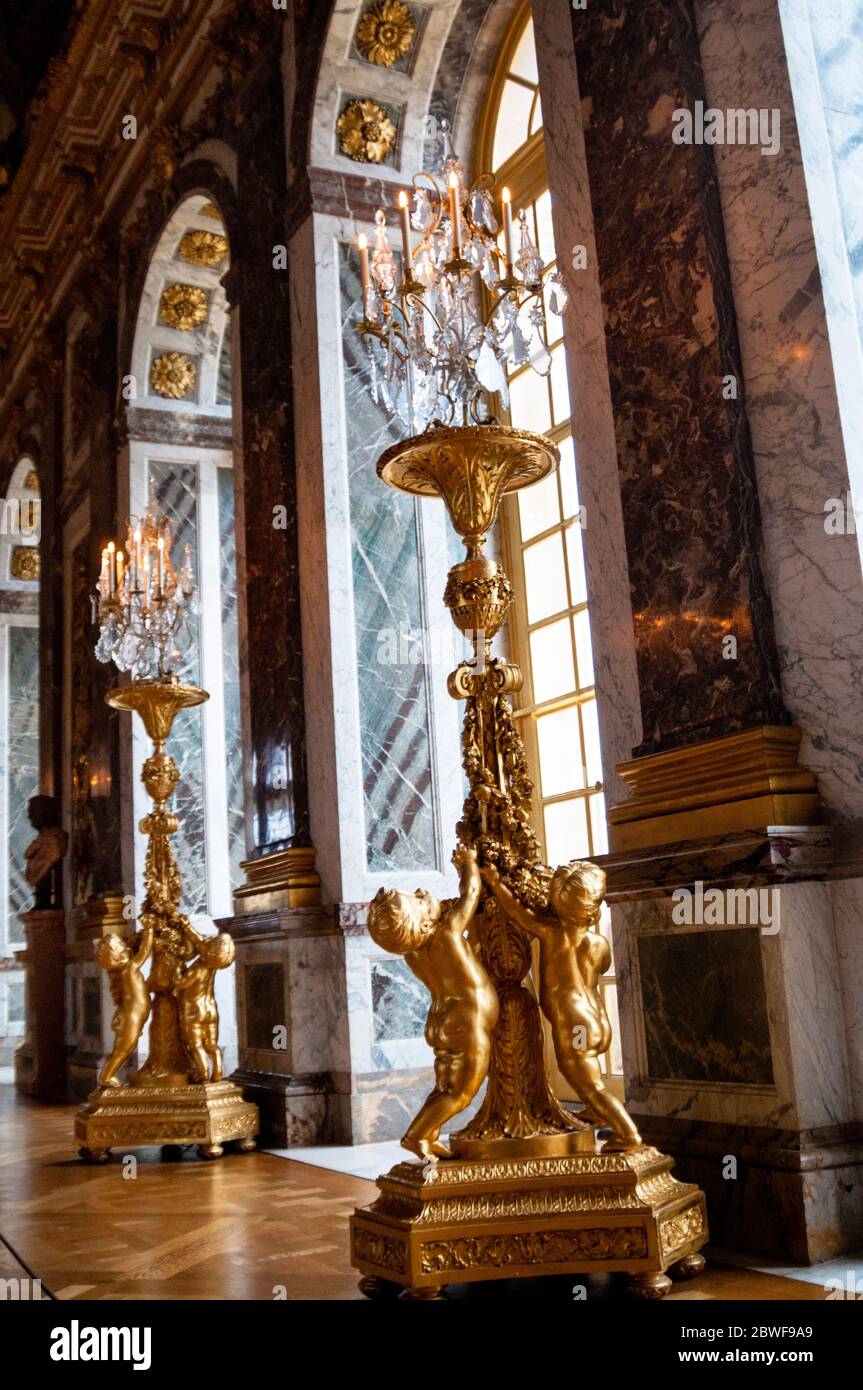 Spiegelverkleidete Bögen umrahmen Skulpturen im Spiegelsaal im Schloss Versailles in Frankreich. Stockfoto