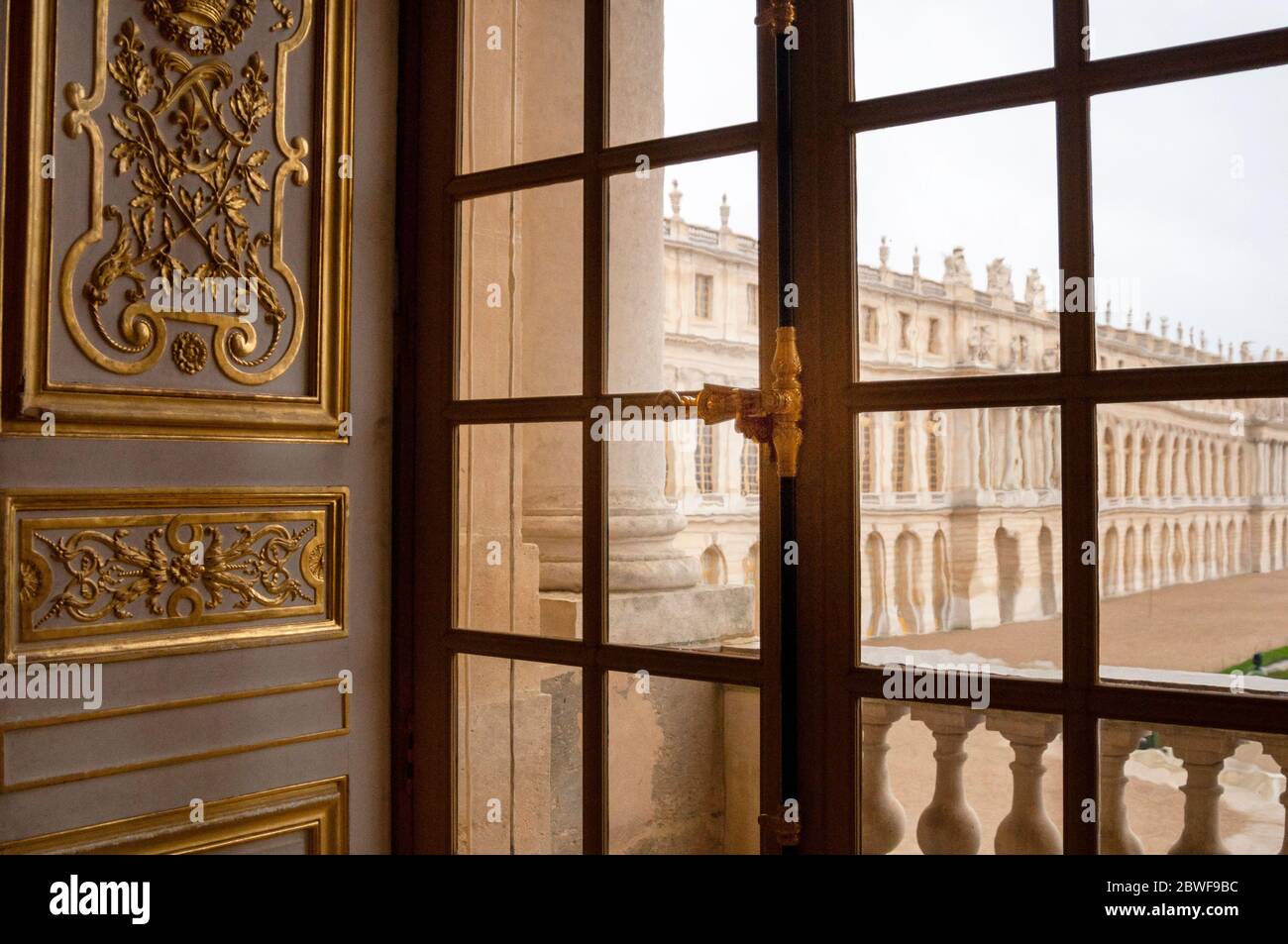 Handgefertigtes wellenförmiges Glas zum Schloss von Versailles in Frankreich. Stockfoto
