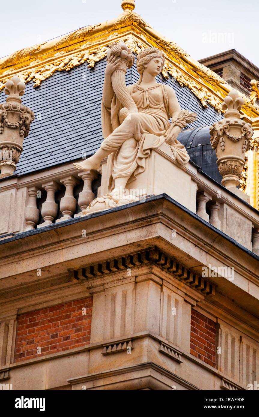 Vergoldetes Dach und Statuen der Haupthalle im Schloss Versailles in Frankreich. Stockfoto
