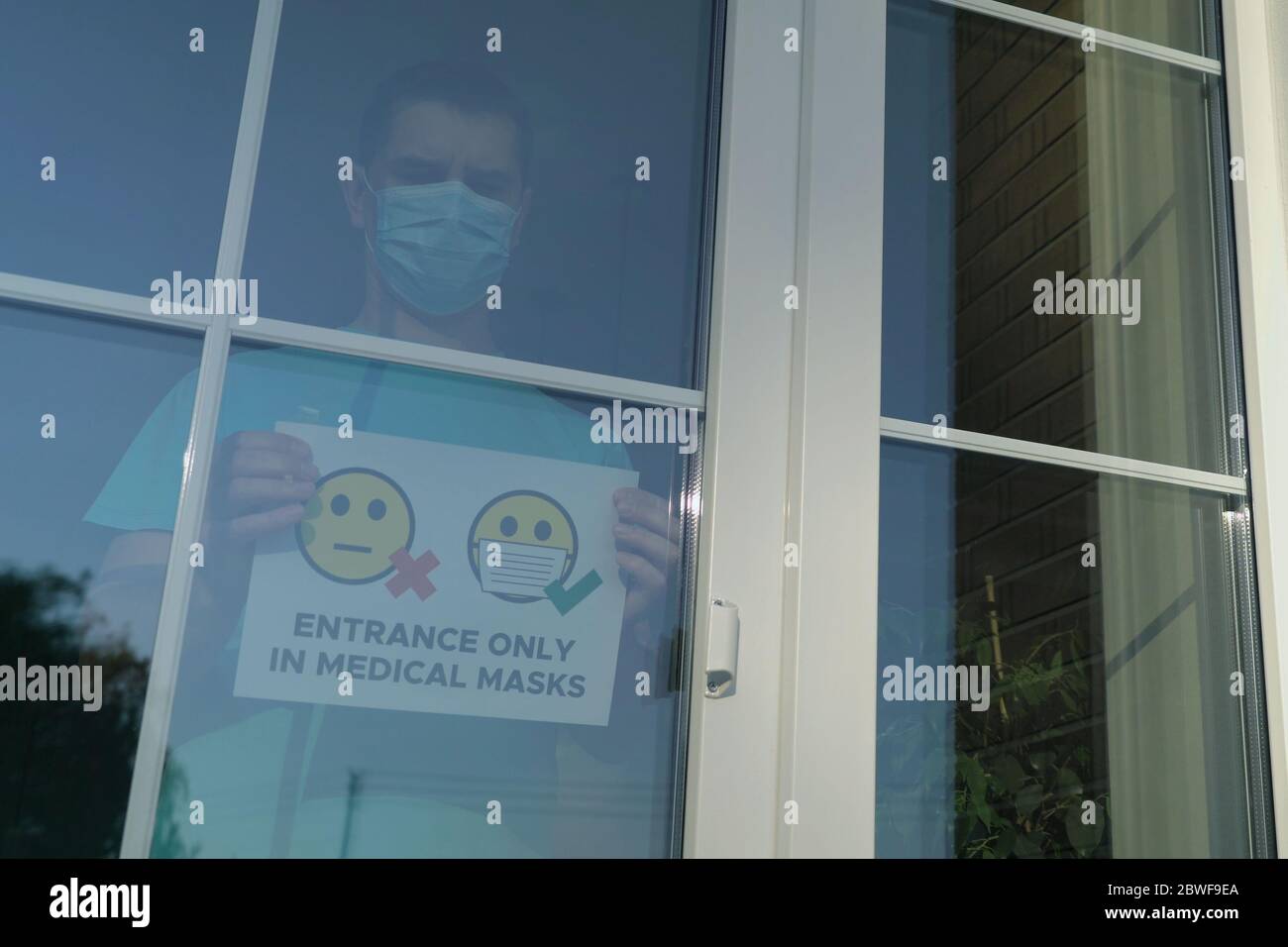 Quarantäneregeln: ZUTRITT NUR IN MEDIZINISCHEN MASKEN Stockfoto