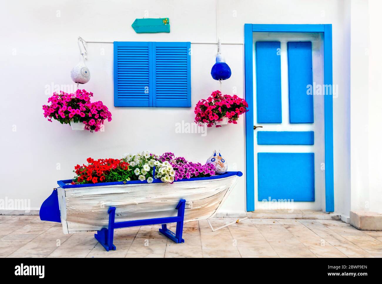 Charmantes Bar-Dekor im Retro-Stil mit altem Holzboot und Blumen Stockfoto