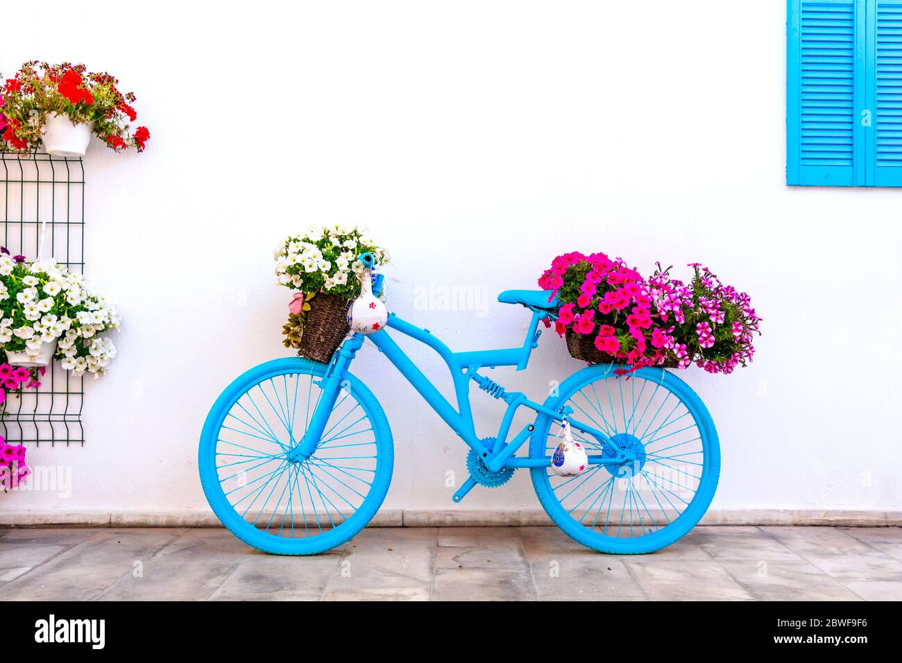 Charmantes Bar-Dekor im Retro-Stil mit altem Fahrrad und Blumen Stockfoto