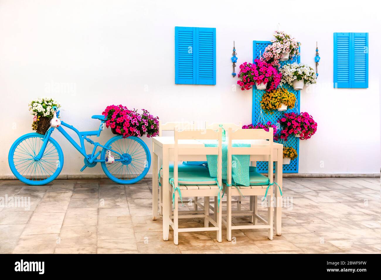 Charmantes Bar-Dekor im Retro-Stil mit altem Fahrrad und Blumen Stockfoto