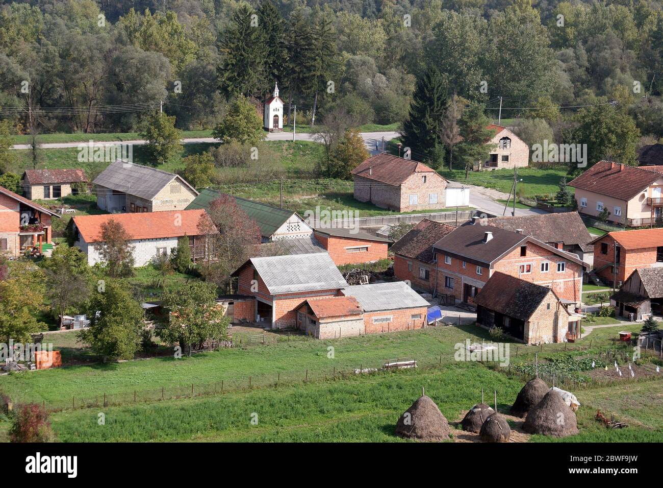 Luftaufnahme des Dorfes Drnek im ländlichen Kroatien Stockfoto