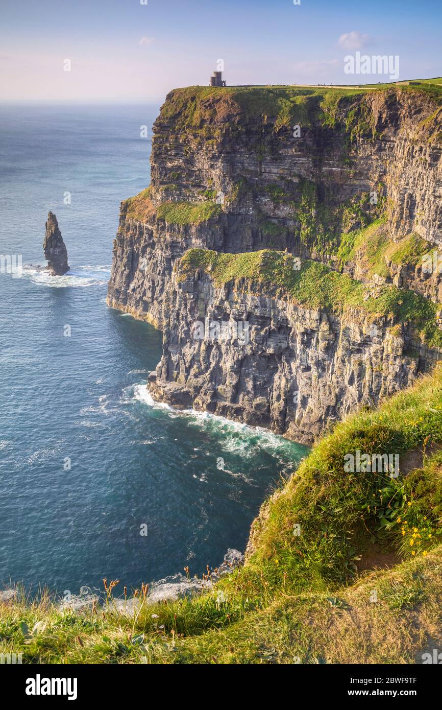 Blick auf einen Sonnenuntergang an den Cliffs of Moher. County Clare, Munster Provinz, Irland, Europa. Stockfoto