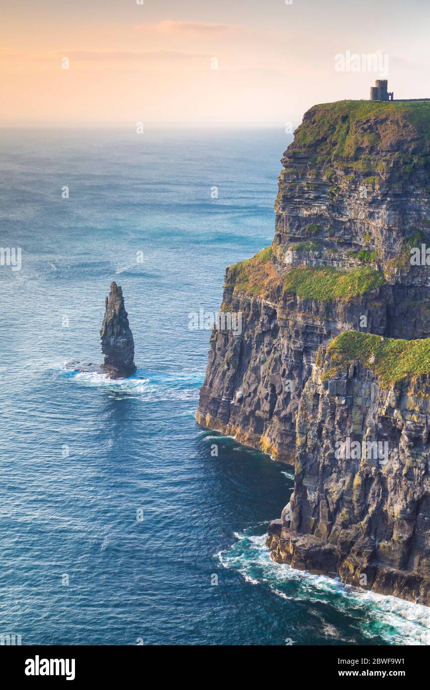 Blick auf einen Sonnenuntergang an den Cliffs of Moher. County Clare, Munster Provinz, Irland, Europa. Stockfoto