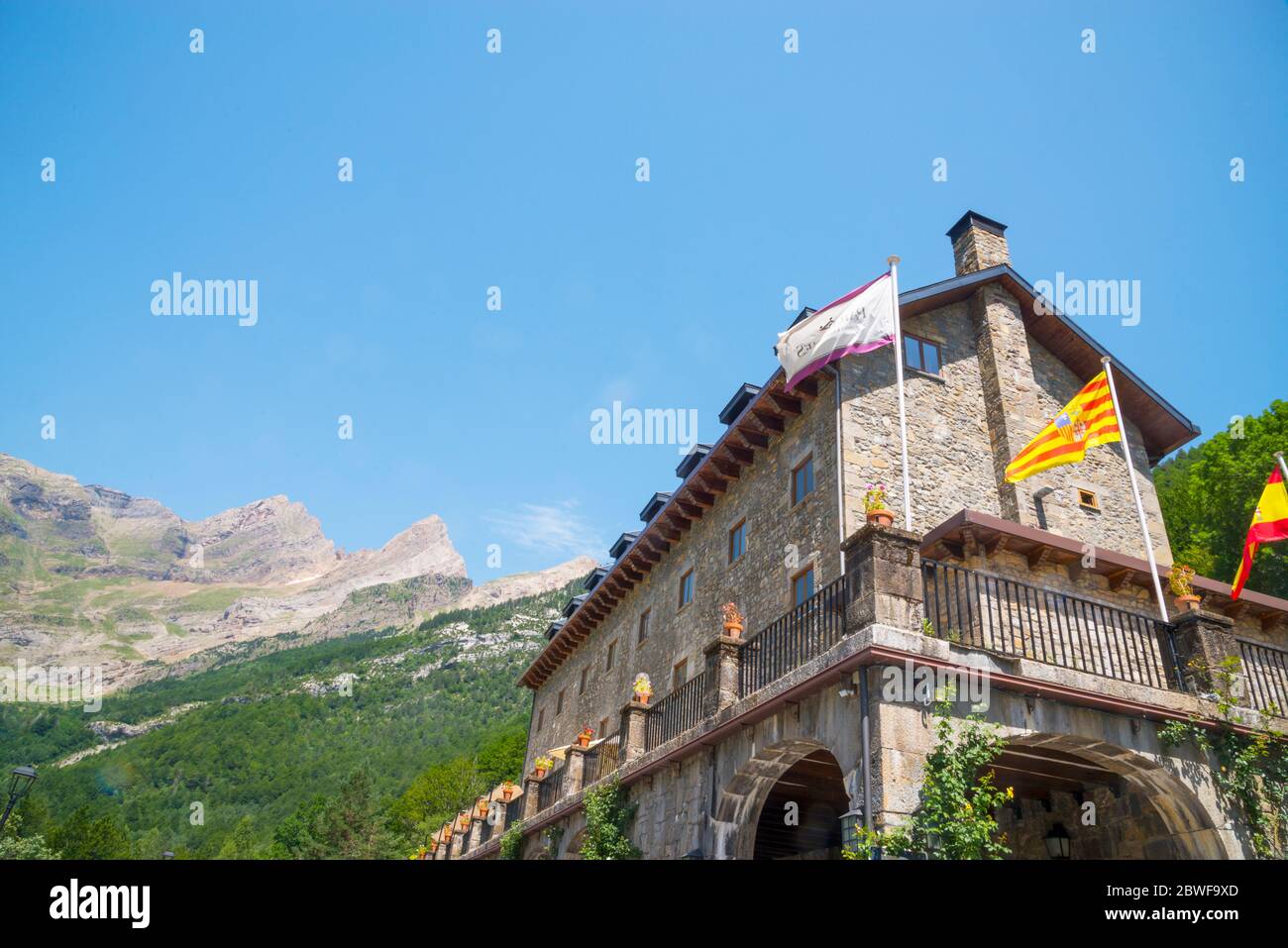 Parador. Pineta-Tal, Nationalpark Ordesa y Monte Perdido, Provinz Huesca, Aragon, Spanien. Stockfoto