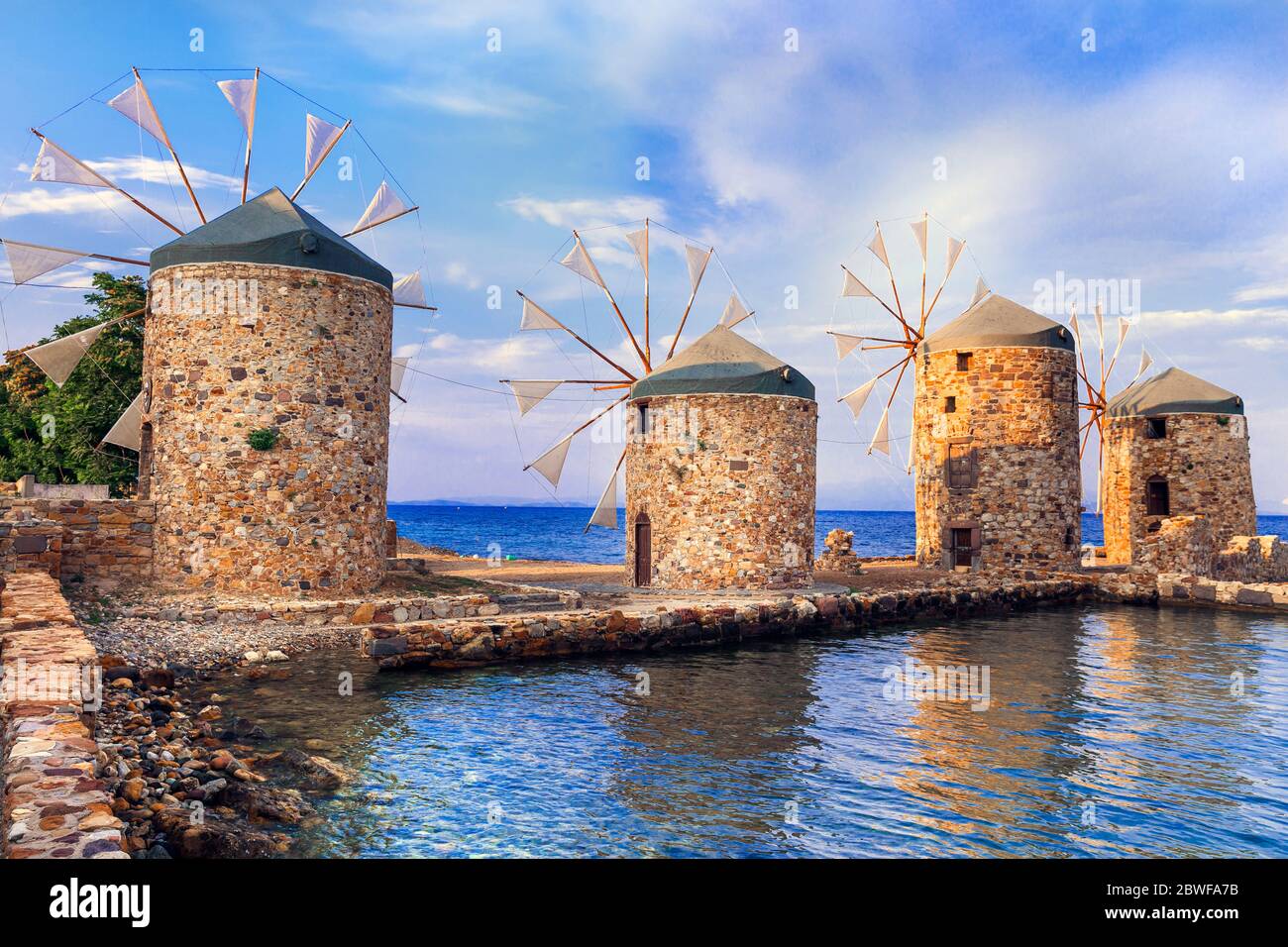 Authentische traditionelle griechische Landschaft - alte Windmühlen in der Nähe des Meeres - Wahrzeichen der Insel Chios Stockfoto