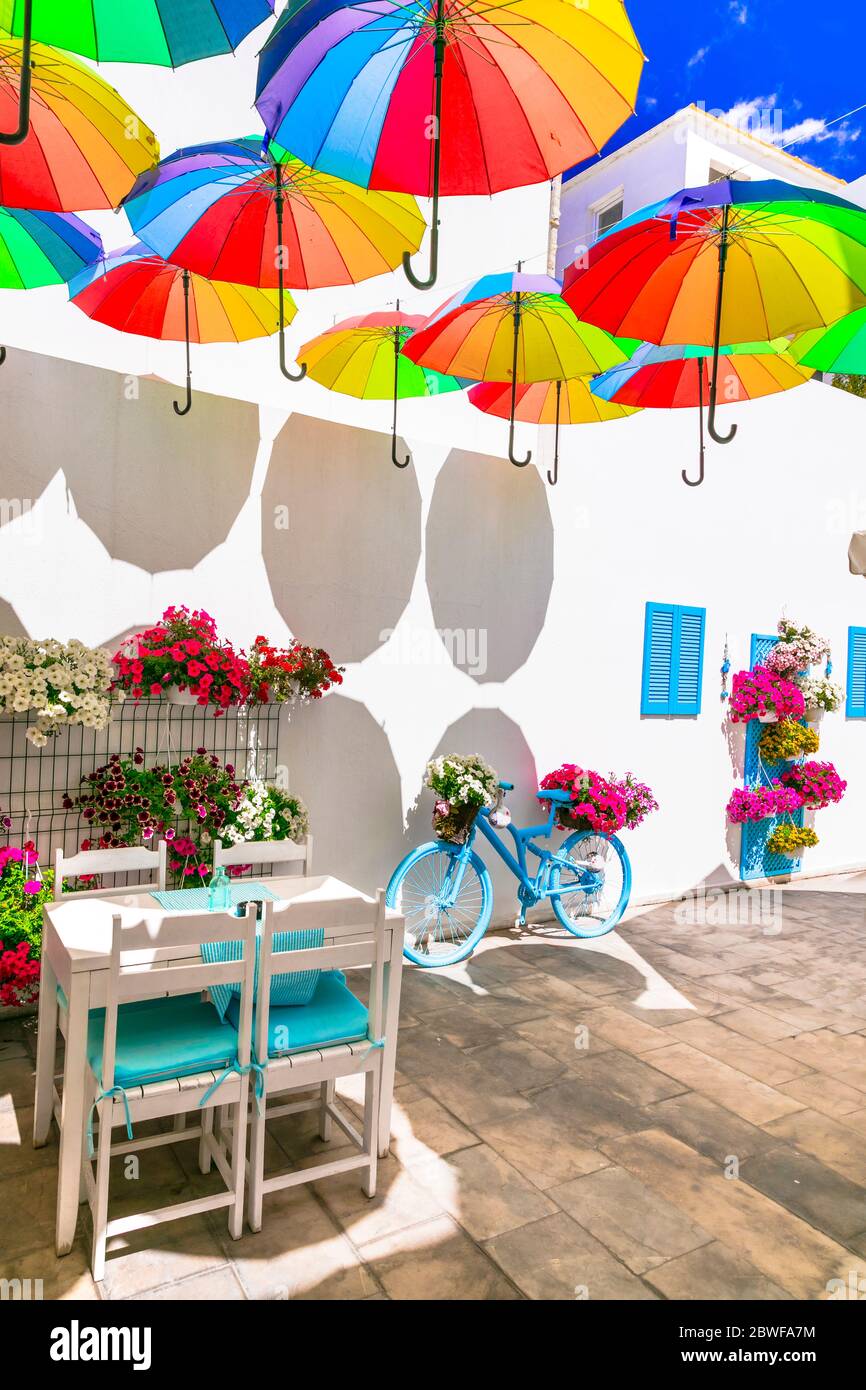 Charmantes Bar-Dekor im Retro-Stil mit altem Fahrrad, Sonnenschirmen und Blumen, Bodrum, Türkei. Stockfoto