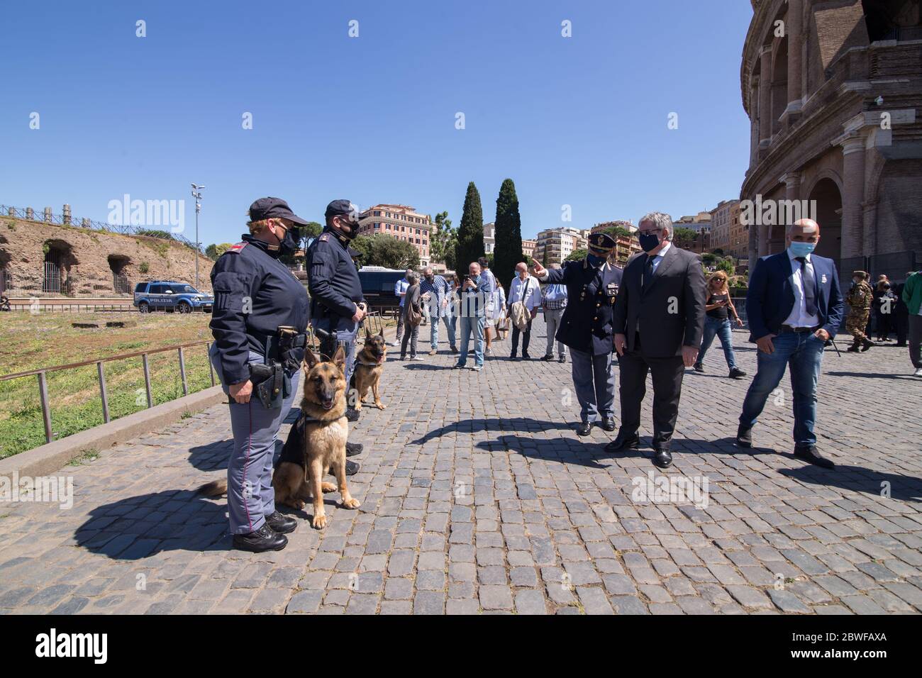 Roma, Italien. Juni 2020. Nach drei Monaten Schließung aufgrund der Sperrung der Coronavirus-Pandemie, öffnet Colosseum wieder Zugang für die Öffentlichkeit von heute Morgen 1. Juni 2020 (Foto: Matteo Nardone/Pacific Press) Quelle: Pacific Press Agency/Alamy Live News Stockfoto