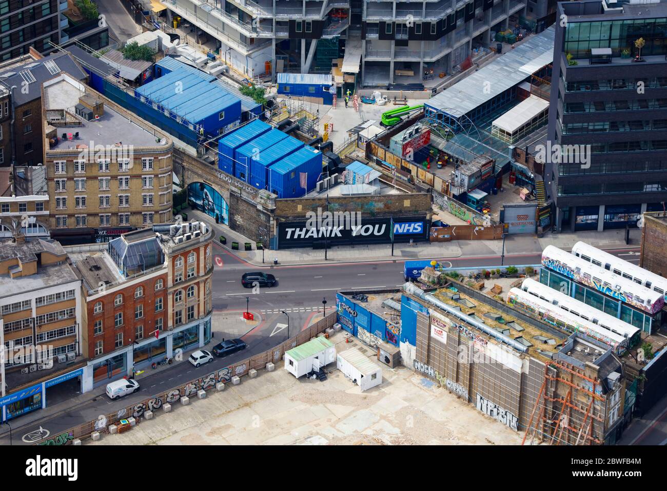 Luftaufnahme einer Londoner Baustelle mit dem Schild „Thank You NHS“ Stockfoto