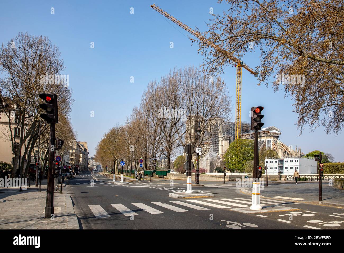 Paris, Frankreich - 28. März 2020: Wegen der Eindämmung aufgrund der Covid-19-Pandemie gibt es keine Autos auf der Straße von Paris, in der Nähe der Kathedrale Notre Dame Stockfoto