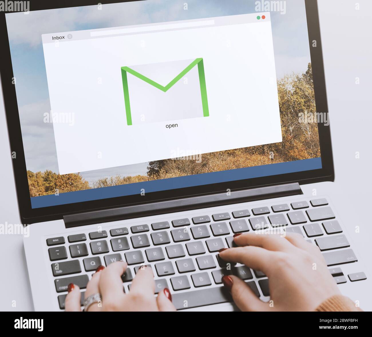 Elektronischer Postdienst. Weibliche Eingabe Auf Laptop Mit Geöffneten E-Mail Post Website Stockfoto