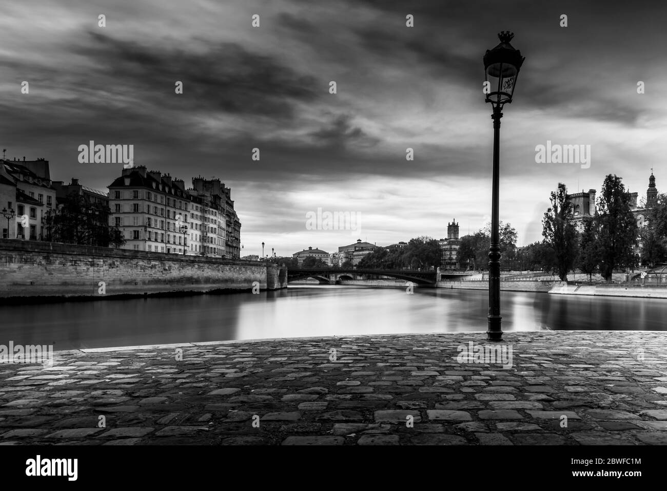 Paris, Frankreich - 21. April 2020: Brücken von Paris über die seine in schwarz-weiß während der Sperrung durch Covid-19 Stockfoto