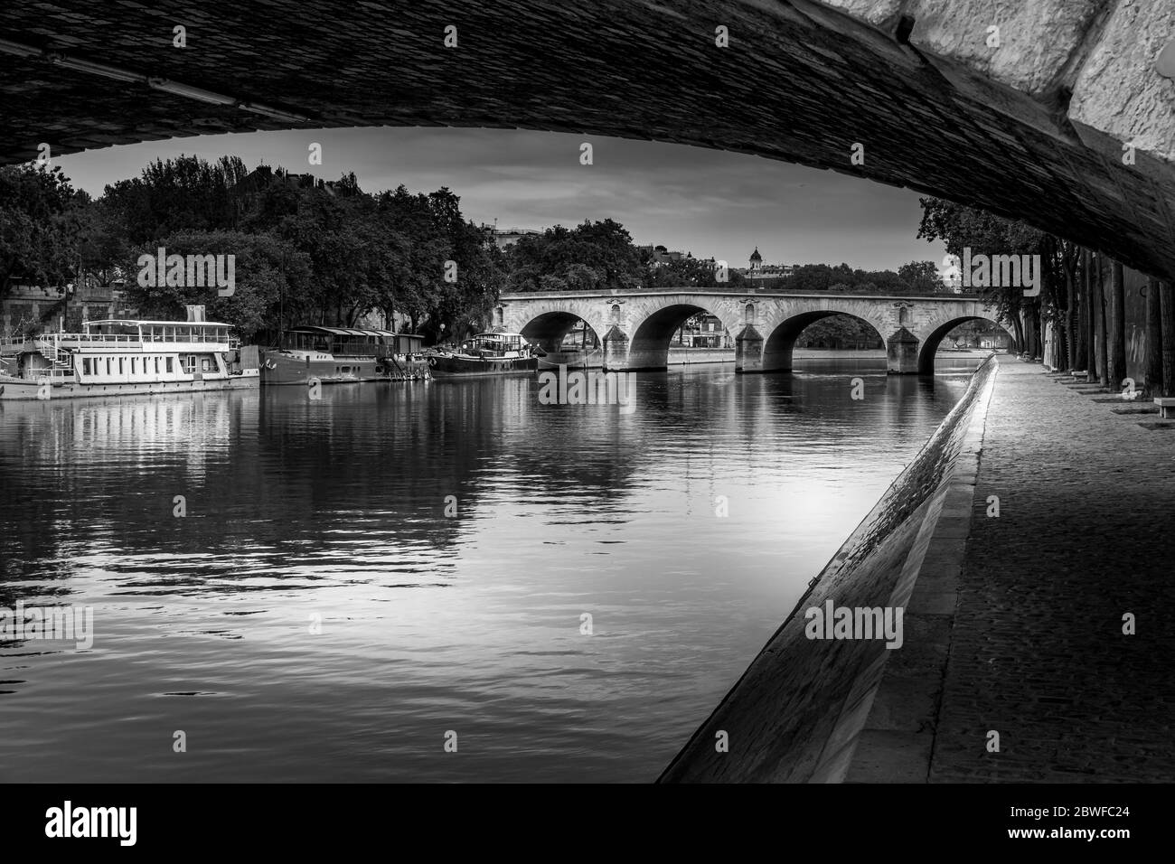 Paris, Frankreich - 21. April 2020: Brücken von Paris über die seine in schwarz-weiß während der Sperrung durch Covid-19 Stockfoto