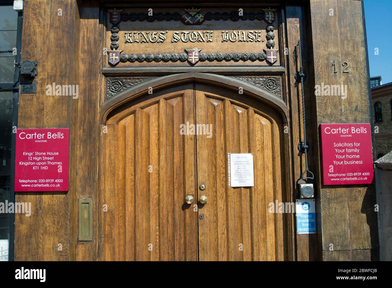 Mock Tudor Eingang von kingston Steinhaus und die Büros der Anwälte carter Glocken, auf kingston High Street, kingston upon thames, surrey, england Stockfoto