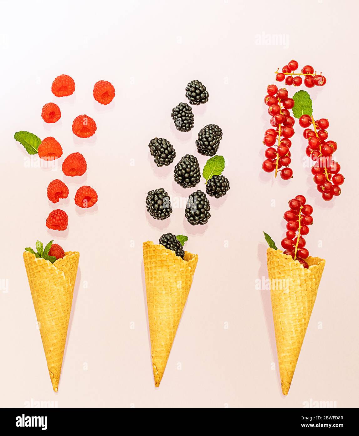 Sommer Konzept.drei Eis-Kegel mit verschiedenen Beeren. Stockfoto