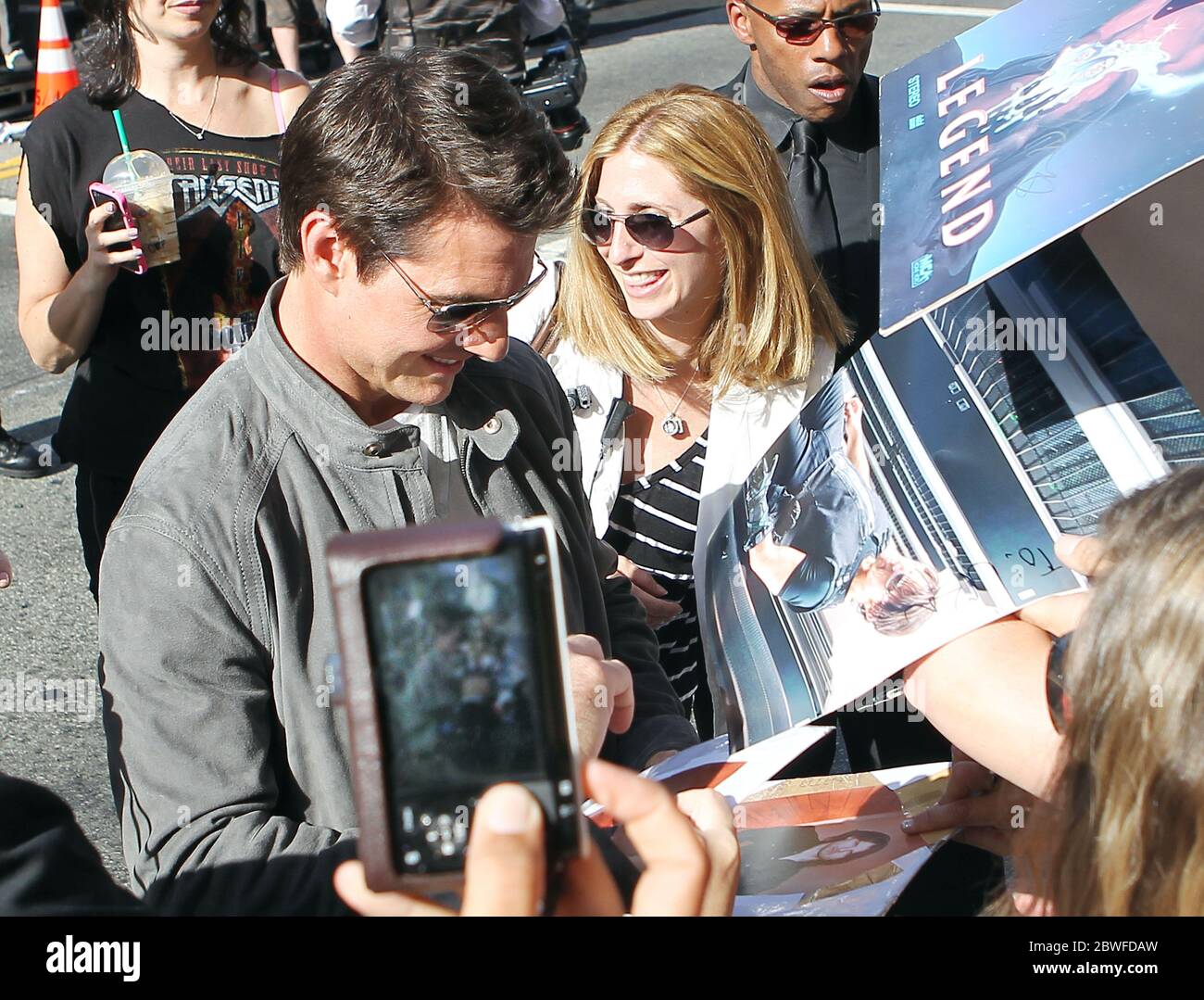 Tom Cruise trifft und begrüßt Fans bei der Rock of Ages Premiere in Hollywood, CA. Juni 2012 Stockfoto