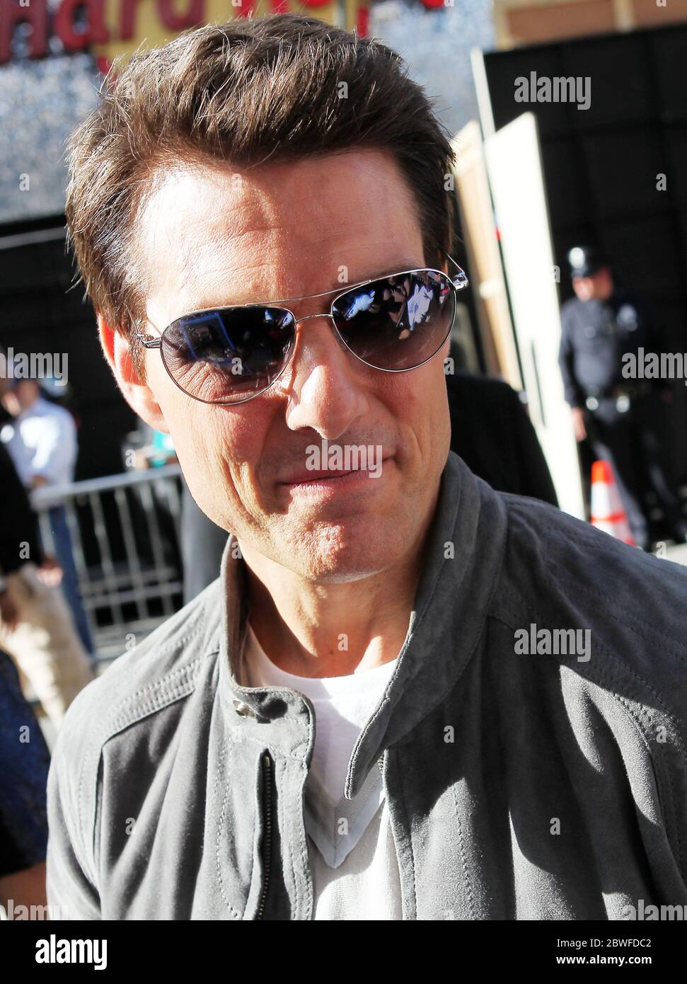 Tom Cruise trifft und begrüßt Fans bei der Rock of Ages Premiere in Hollywood, CA. Juni 2012 Stockfoto