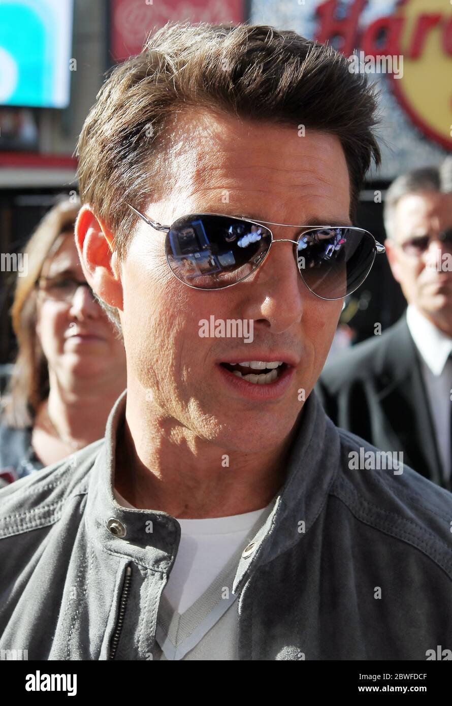 Tom Cruise trifft und begrüßt Fans bei der Rock of Ages Premiere in Hollywood, CA. Juni 2012 Stockfoto