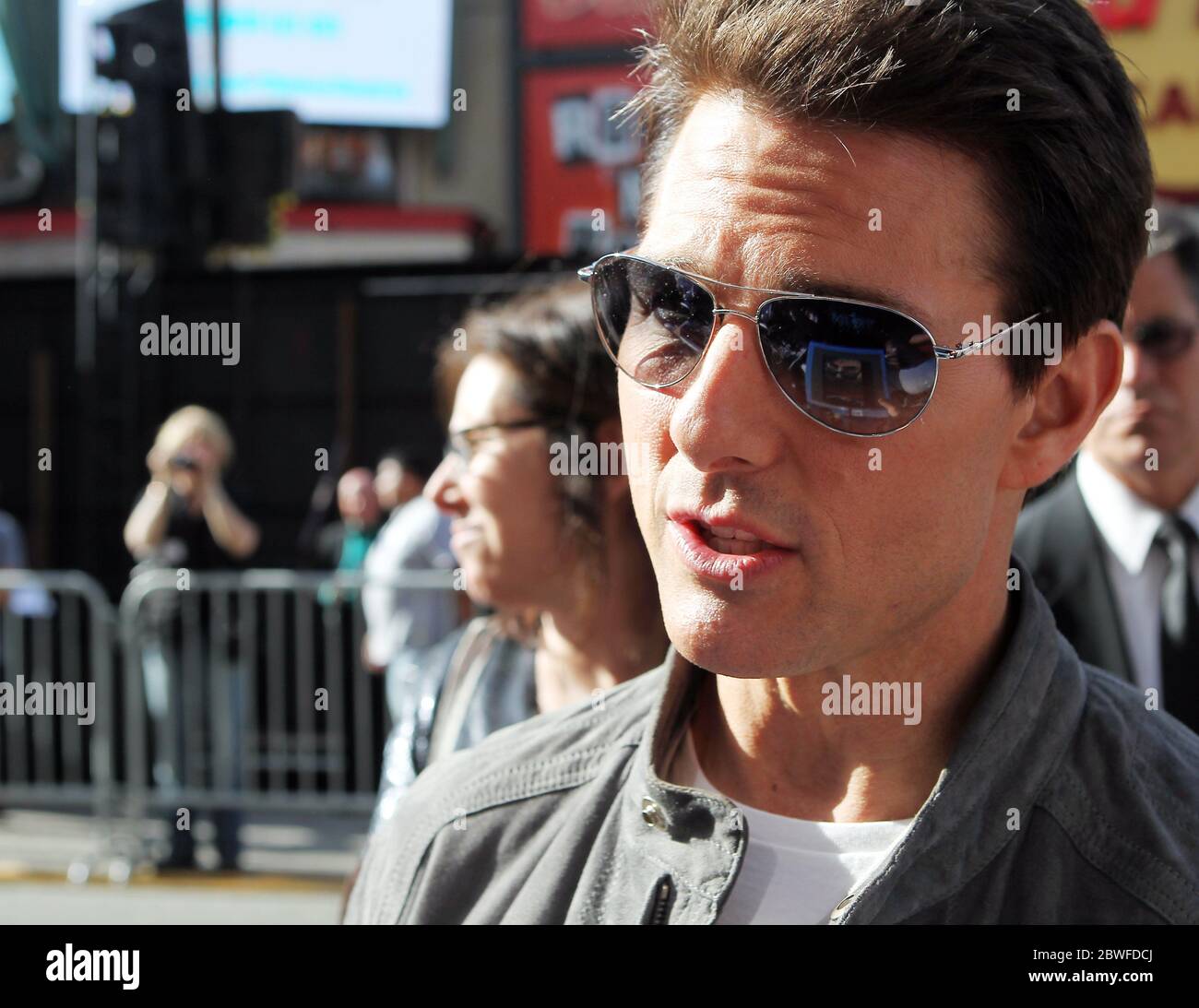 Tom Cruise trifft und begrüßt Fans bei der Rock of Ages Premiere in Hollywood, CA. Juni 2012 Stockfoto