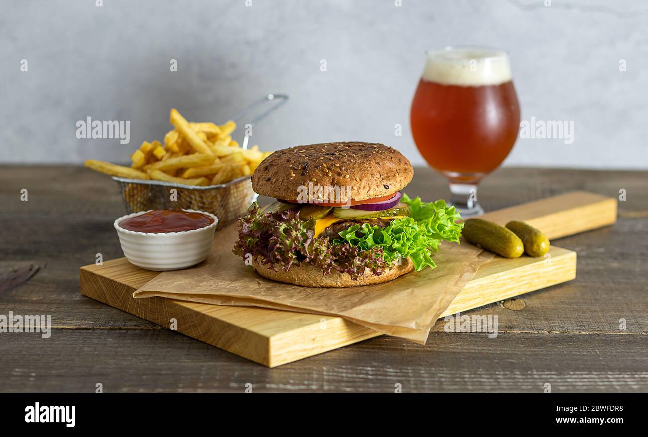 Hausgemachter Hamburger mit Craft Beer, Gurken und pommes Frites Stockfoto