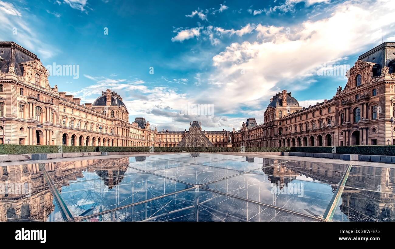 Das Louvre Museum am Abend Stockfoto