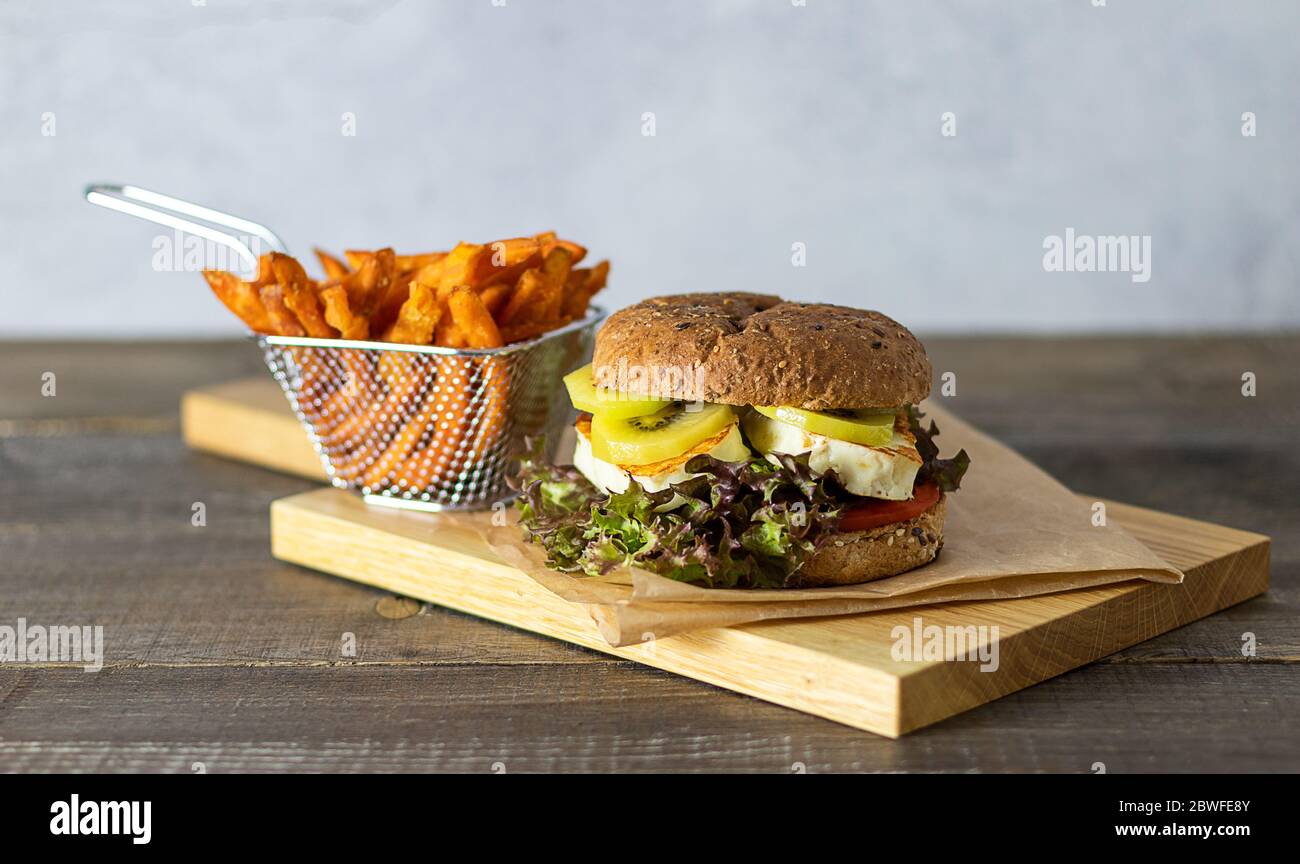 Veggie-Halloumi-Burger mit Kiwi und Süßkartoffeln Stockfoto
