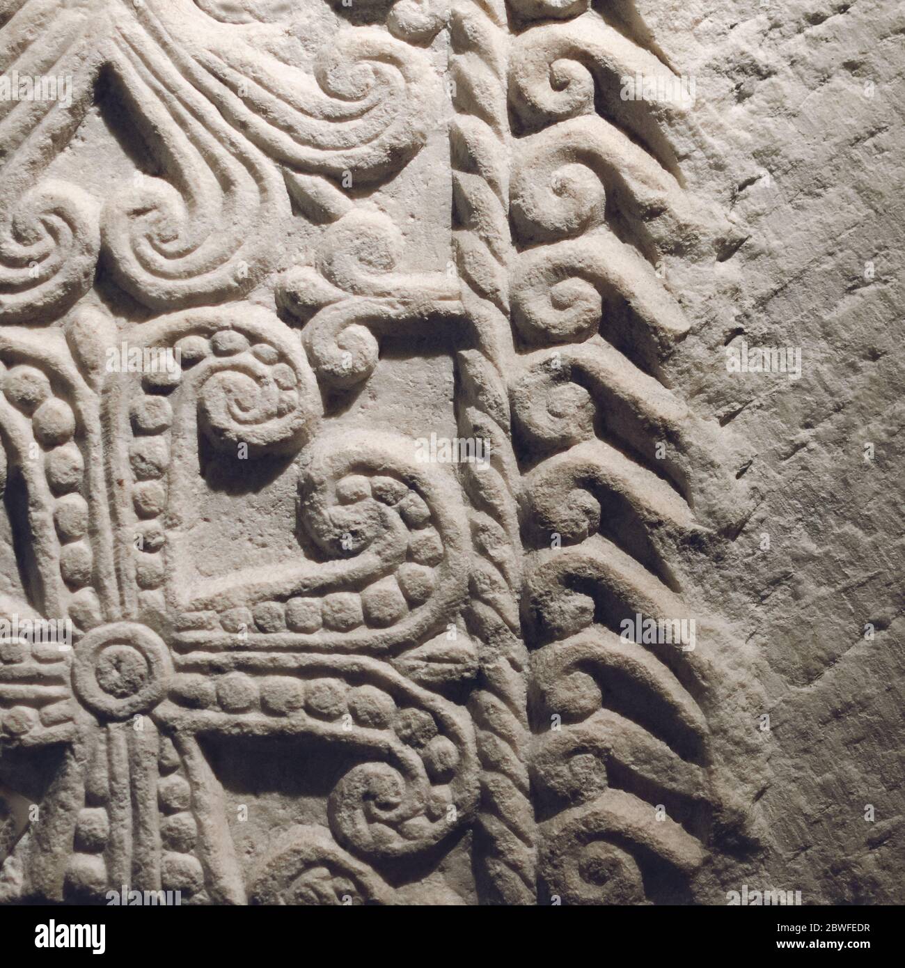 Romanische Dekorationen in der Steinmauer einer alten mittelalterlichen Kirche geschnitzt Stockfoto