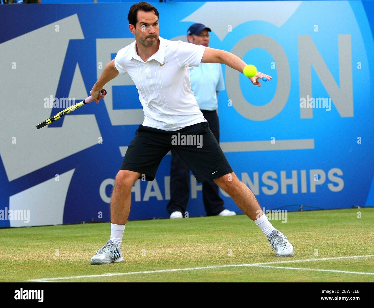 16. Juni 2013 Jimmy Carr genießt ein Ausstellungs-Match für die Rallye für Krebs Charity bei den Aegon Championships, Queens Club, London. Quelle: Headlinephoto +44 (0)7794 378575 www.headlinephoto.co.uk photos@headlinephoto.co.uk Stockfoto