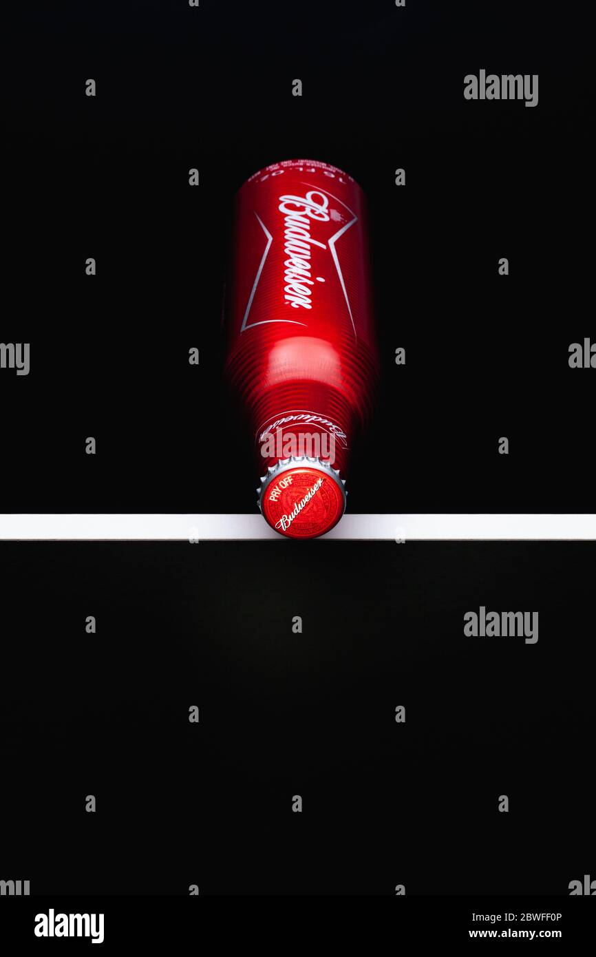 Prag, Tschechische Republik - 20. Mai 2020: Bierflasche der Marke Budweiser auf schwarzem Studiohintergrund. Budweiser Bier in einem amerikanischen Lager erstmals eingeführt in Stockfoto