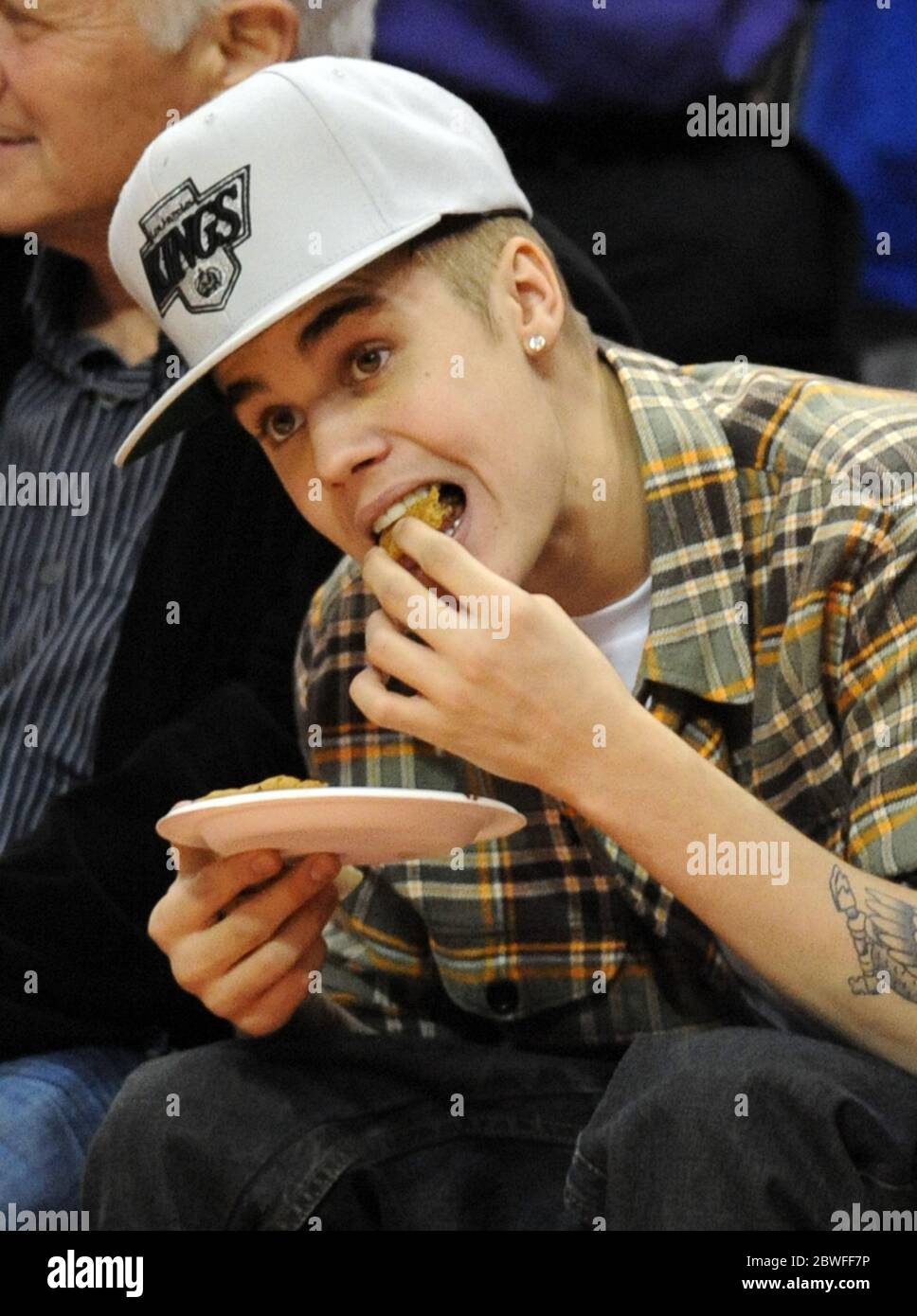 Justin Bieber mit Chris Paul II, dem Sohn des LA Clippers-Spielers Chris Paul, während sie beide Los Angeles Clippers beim NBA-Spiel im Staples Center in Los Angeles, Kalifornien, beobachten. 27 Dezember 2012 Stockfoto