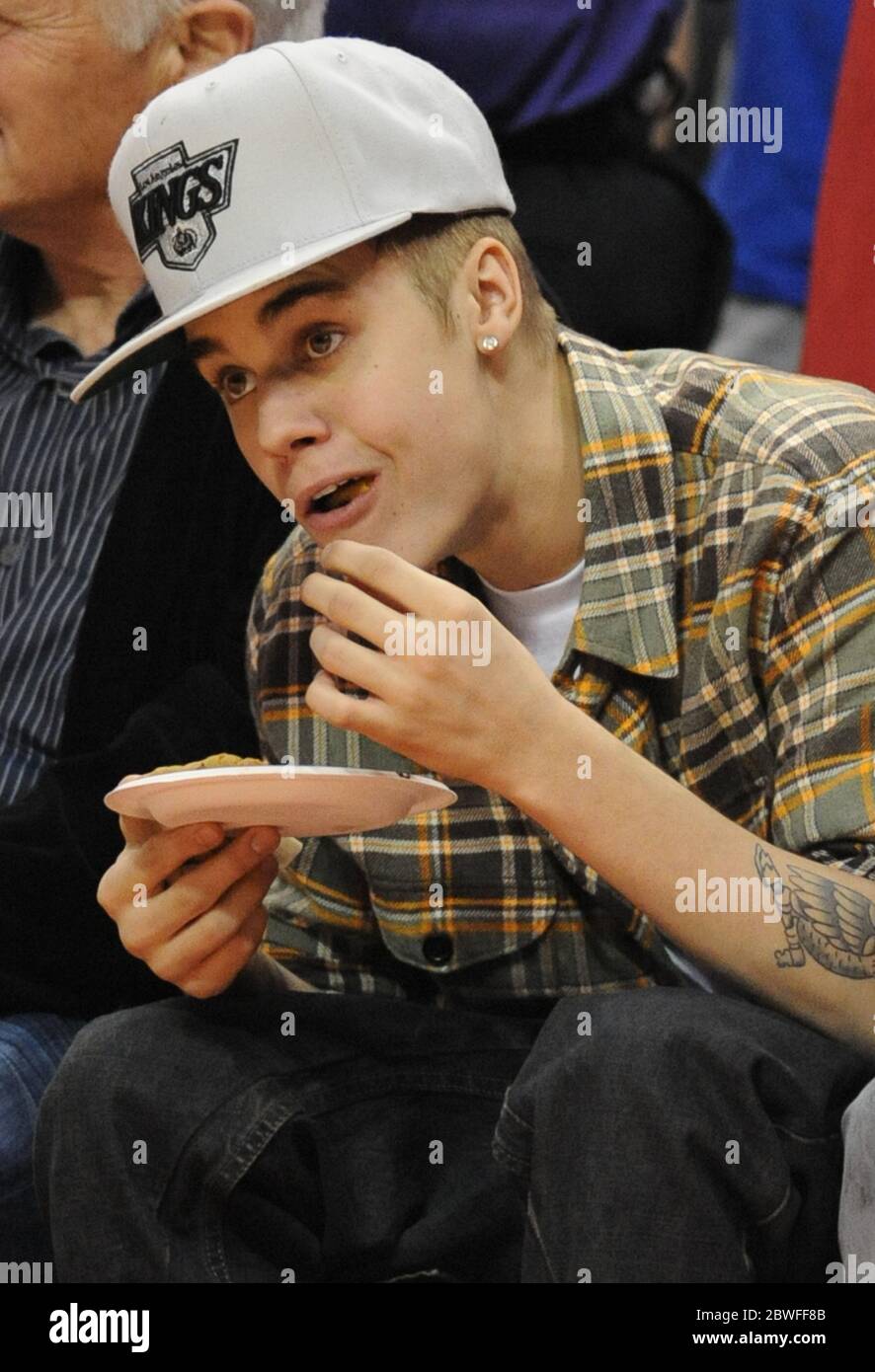 Justin Bieber mit Chris Paul II, dem Sohn des LA Clippers-Spielers Chris Paul, während sie beide Los Angeles Clippers beim NBA-Spiel im Staples Center in Los Angeles, Kalifornien, beobachten. 27 Dezember 2012 Stockfoto