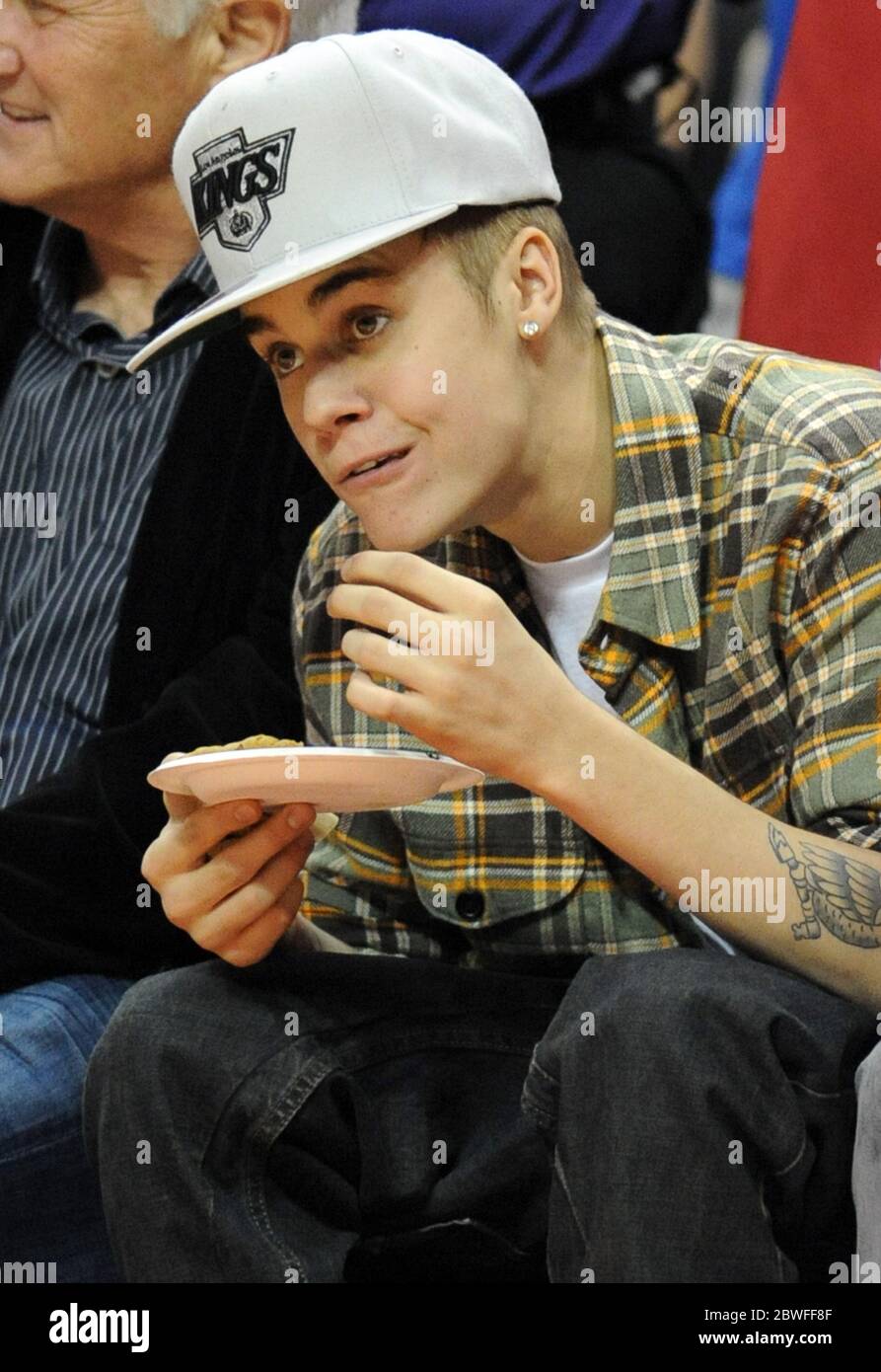 Justin Bieber mit Chris Paul II, dem Sohn des LA Clippers-Spielers Chris Paul, während sie beide Los Angeles Clippers beim NBA-Spiel im Staples Center in Los Angeles, Kalifornien, beobachten. 27 Dezember 2012 Stockfoto