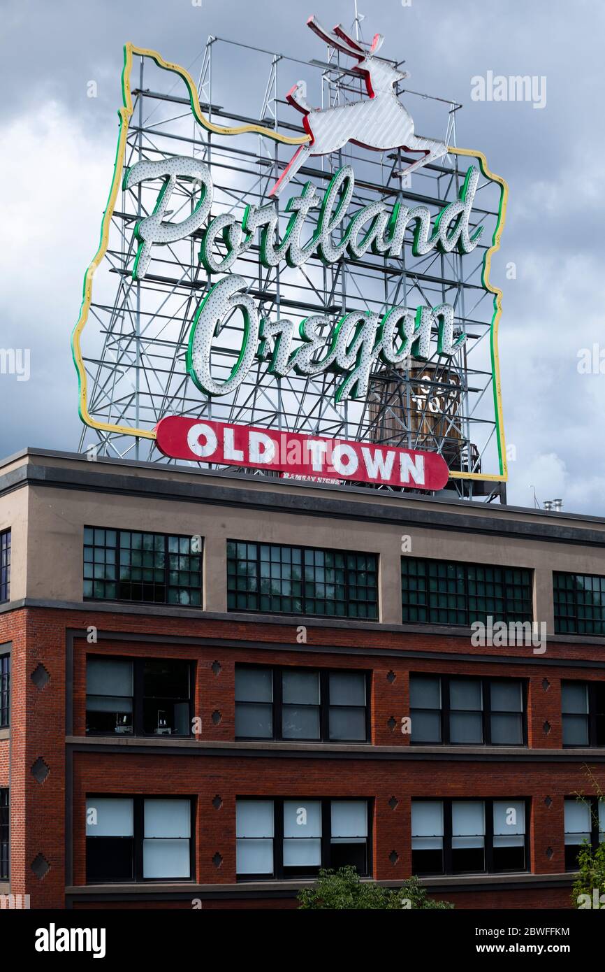 Handelsschild und Informationsneon auf Gebäude, Portland, Oregon, USA Stockfoto