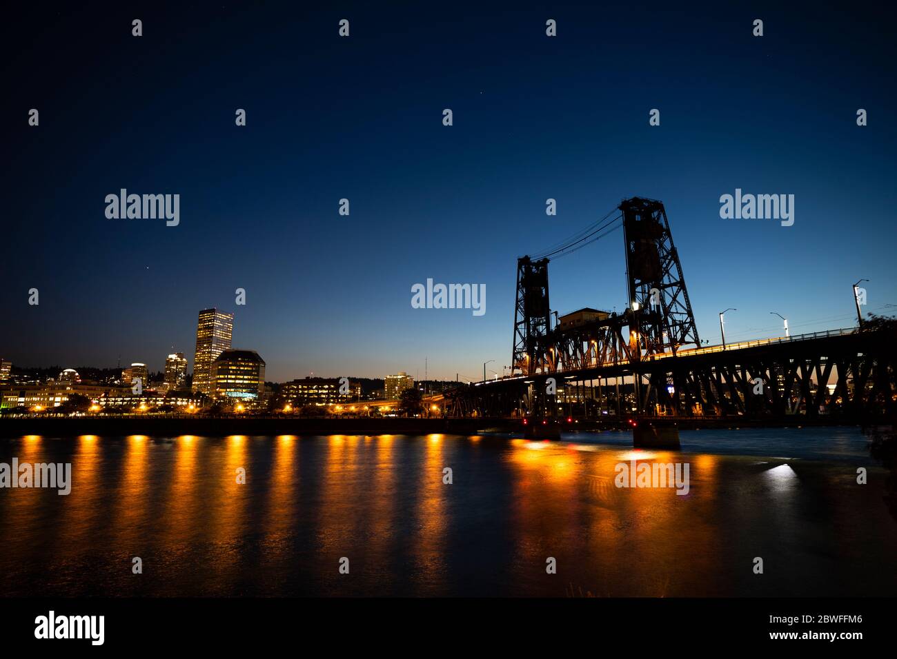 Brücke auf dem Williamette River in der Dämmerung, Portland, Oregon, USA Stockfoto