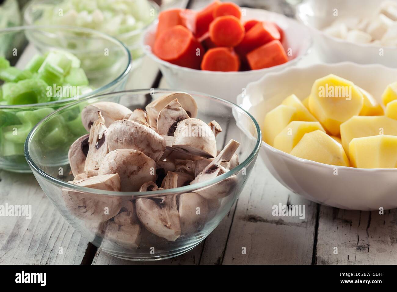 Zutaten für die Zubereitung von veganem Irish Stew zum St. Patrick's Day Stockfoto