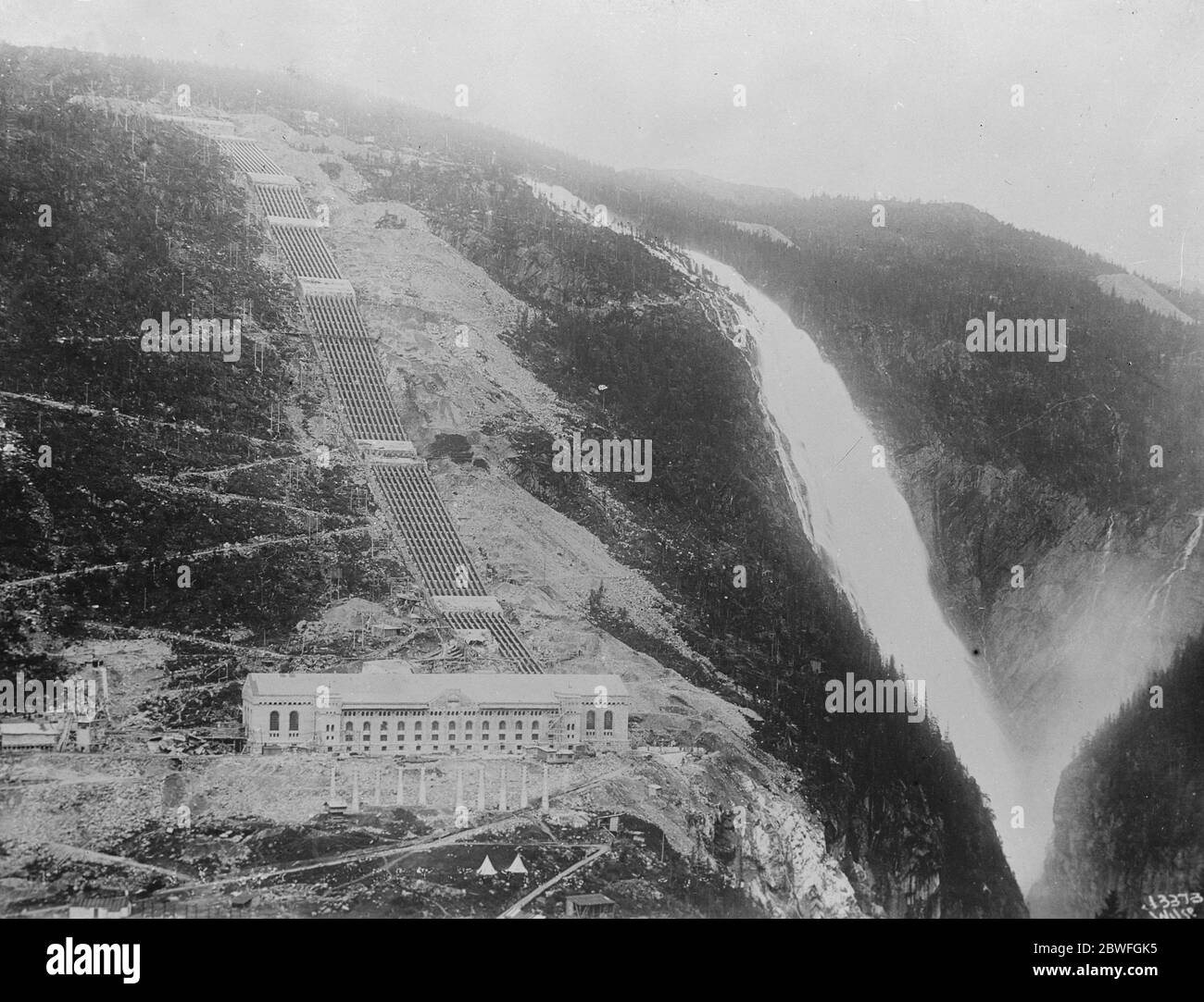 Reichtum aus der Luft zehn riesige Stahlrohre klopfen einen norwegischen Fluss über einem Wasserfall, arbeiten die Turbinen in der Nähe des Fußes des Falls, die die mächtigen elektrischen Ströme produzieren und die Öfen für die Gewinnung des Stickstoffs aus der Atmosphäre zu erhitzen. Nitrate bilden einen wichtigen Teil der großen und wachsenden elektrochemischen Industrie Norwegens 25. Oktober 1919 Stockfoto Reichtum aus der Luft zehn riesige Stahlrohre klopfen einen norwegischen Fluss über einem Wasserfall, arbeiten die Turbinen in der Nähe des Fußes des Falls, die die mächtigen elektrischen Ströme produzieren und die Öfen für die Gewinnung des Stickstoffs aus der Atmosphäre zu erhitzen. Nitrate bilden einen wichtigen Teil der großen und wachsenden elektrochemischen Industrie Norwegens 25. Oktober 1919 Stockfoto