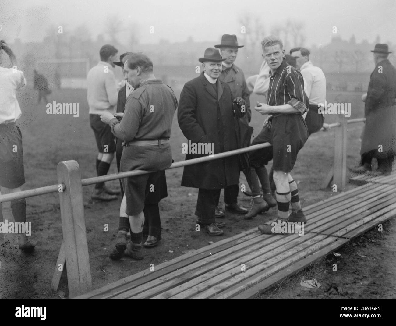 Klerikale Fußballspieler AVC in Aktion EIN einzigartiges Fußballspiel wurde auf dem Boden von Clapton Football Club in der Spotted Dog gespielt, Upton Park in der Londoner Borough of Newham zwischen dem West Ham Klerus, von Canon Guy Rogers (Militärkreuz) Und die Leyton Klerus, von Rural Dean Glass behauptamtnant. Das West Ham Team umfasste Reverend Benjamin Handley Geary (Victoria Cross). Februar 1922 Stockfoto