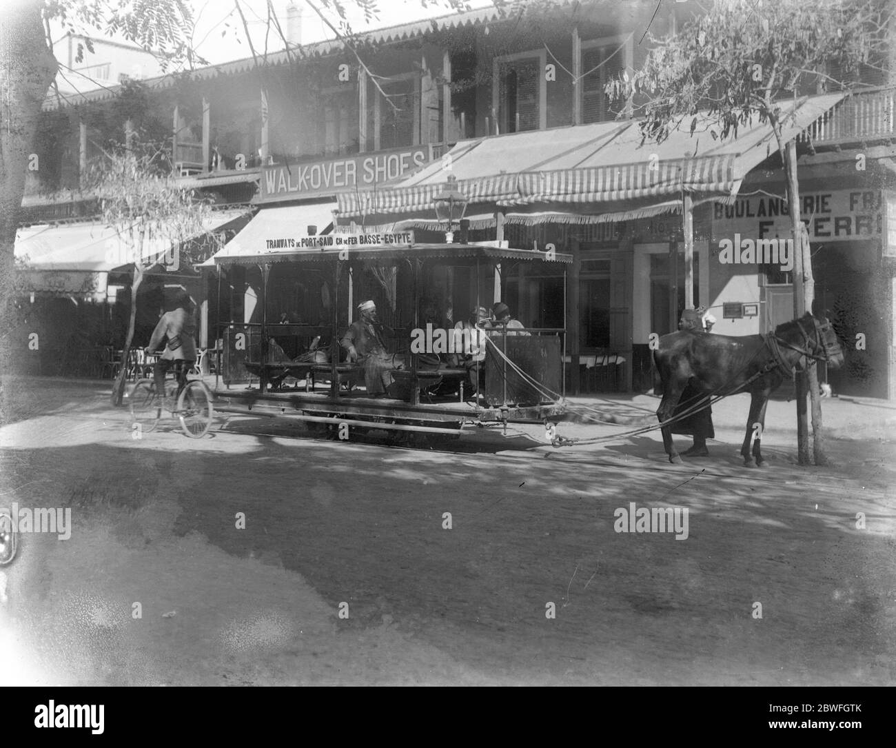Port Said, Ägypten. Die älteste traditionelle Straßenbahn der Welt. Die Pferde werden ohne Gurte bis zu den Tramwagen gestrappt. 21 März 1923 Stockfoto