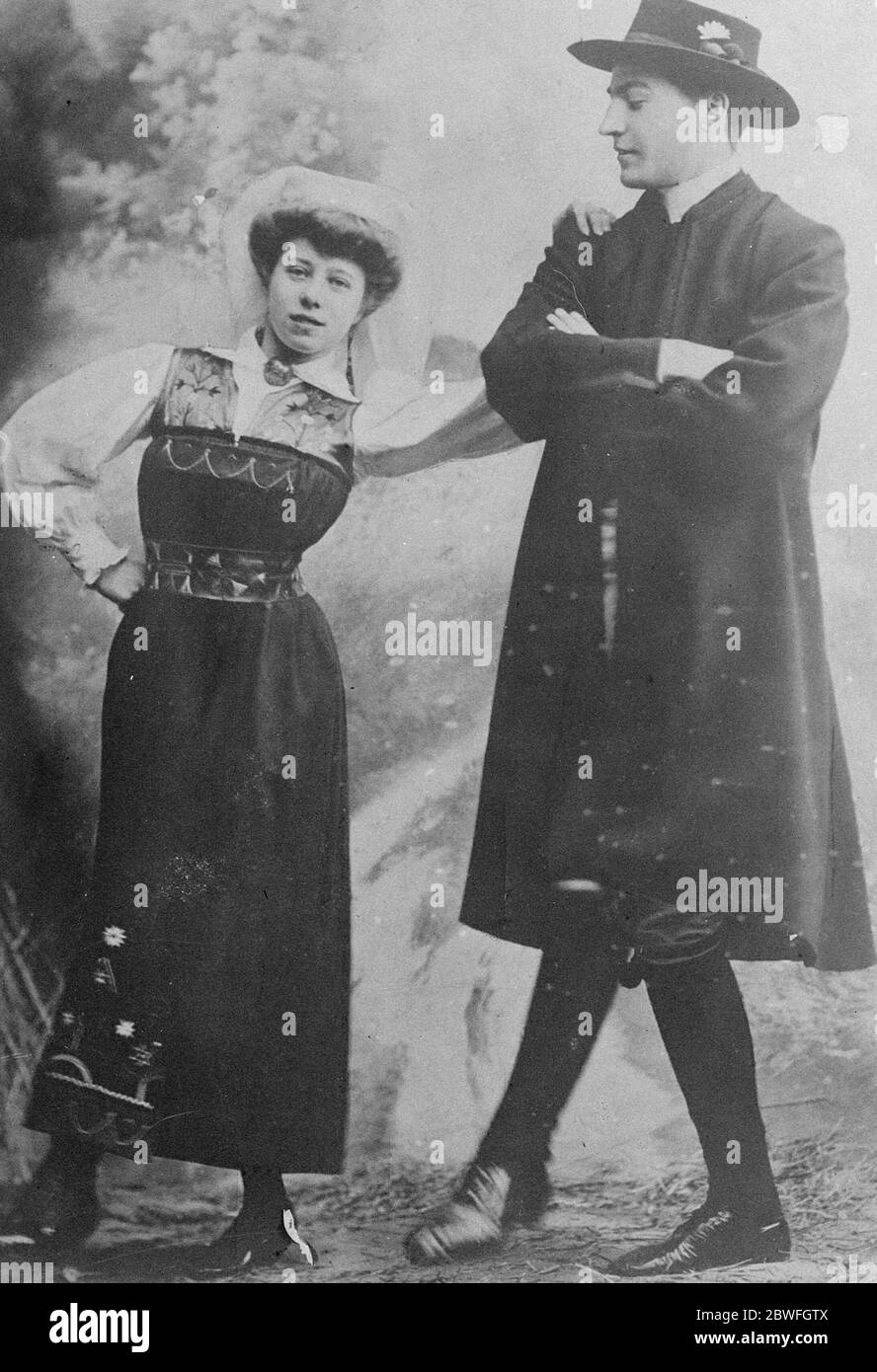 Schweden malerischer schwedischer Brauch der Verlobungstanz Oktober 1921 Stockfoto