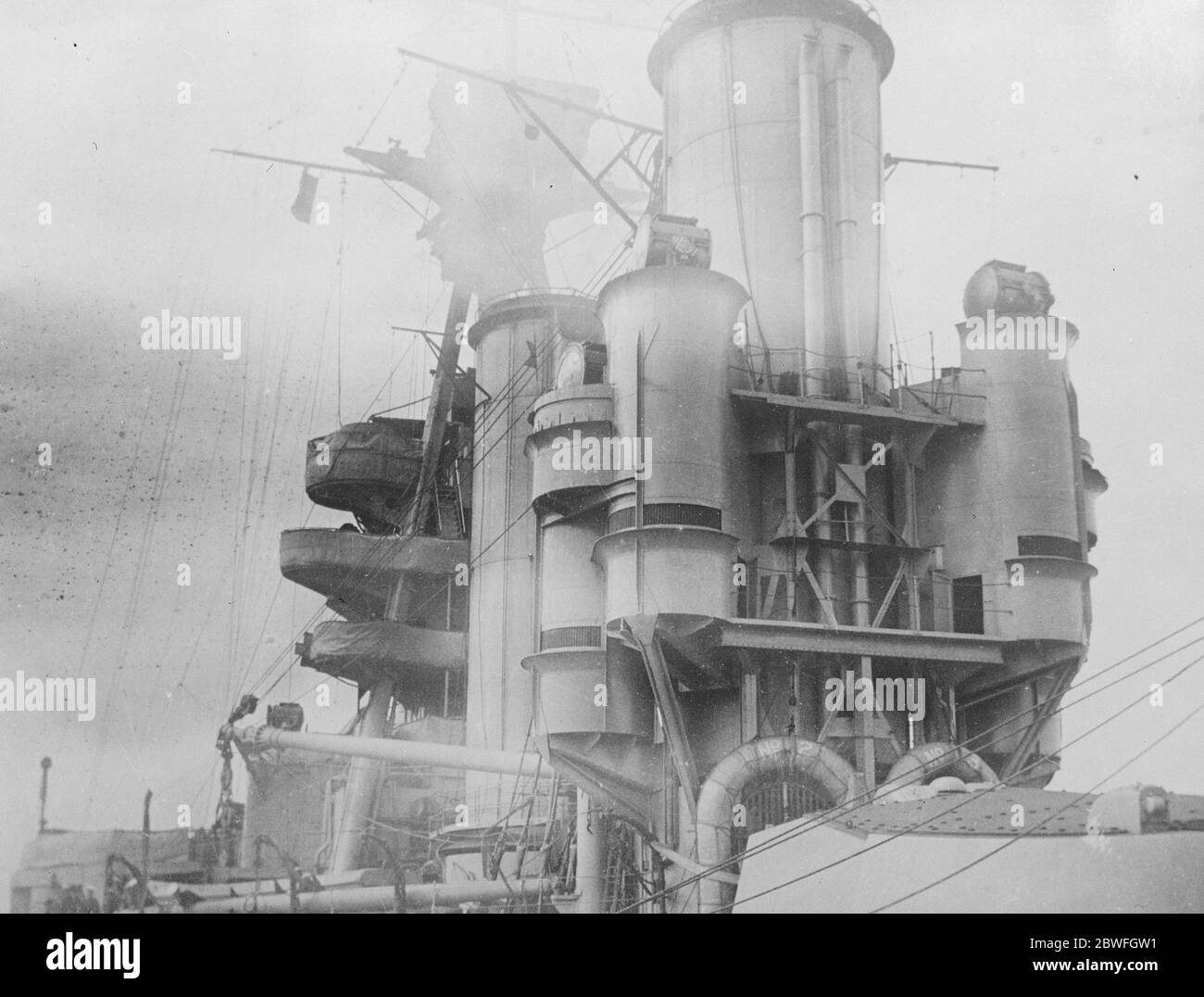 Kaffee-Topf-Kriegsschiff für die Türkei ein Interessantes Foto zeigt die neugierig Rohrschilde jetzt HMS Marlborough, die super Dreadnought, die Admiral Sir Osmonde B Brock in die Türkei mit voller Geschwindigkeit. Auf Wunsch können Scheinwerfer in die Schilde gezogen werden, die den Matrosen als Kaffeekannen bekannt sind 28. Dezember 1922 Stockfoto