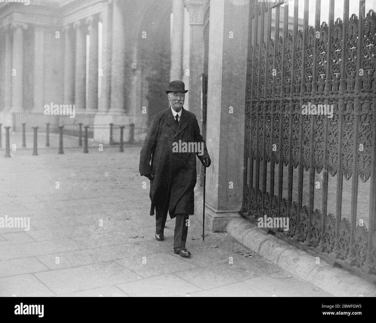 Duke 's Golden Wedding der Herzog von Wellington, der seine goldene Hochzeit gefeiert hat, nachdem er den Hyde Park London verlassen hat, nachdem er einen Spaziergang gemacht hat 23. Oktober 1922 Stockfoto