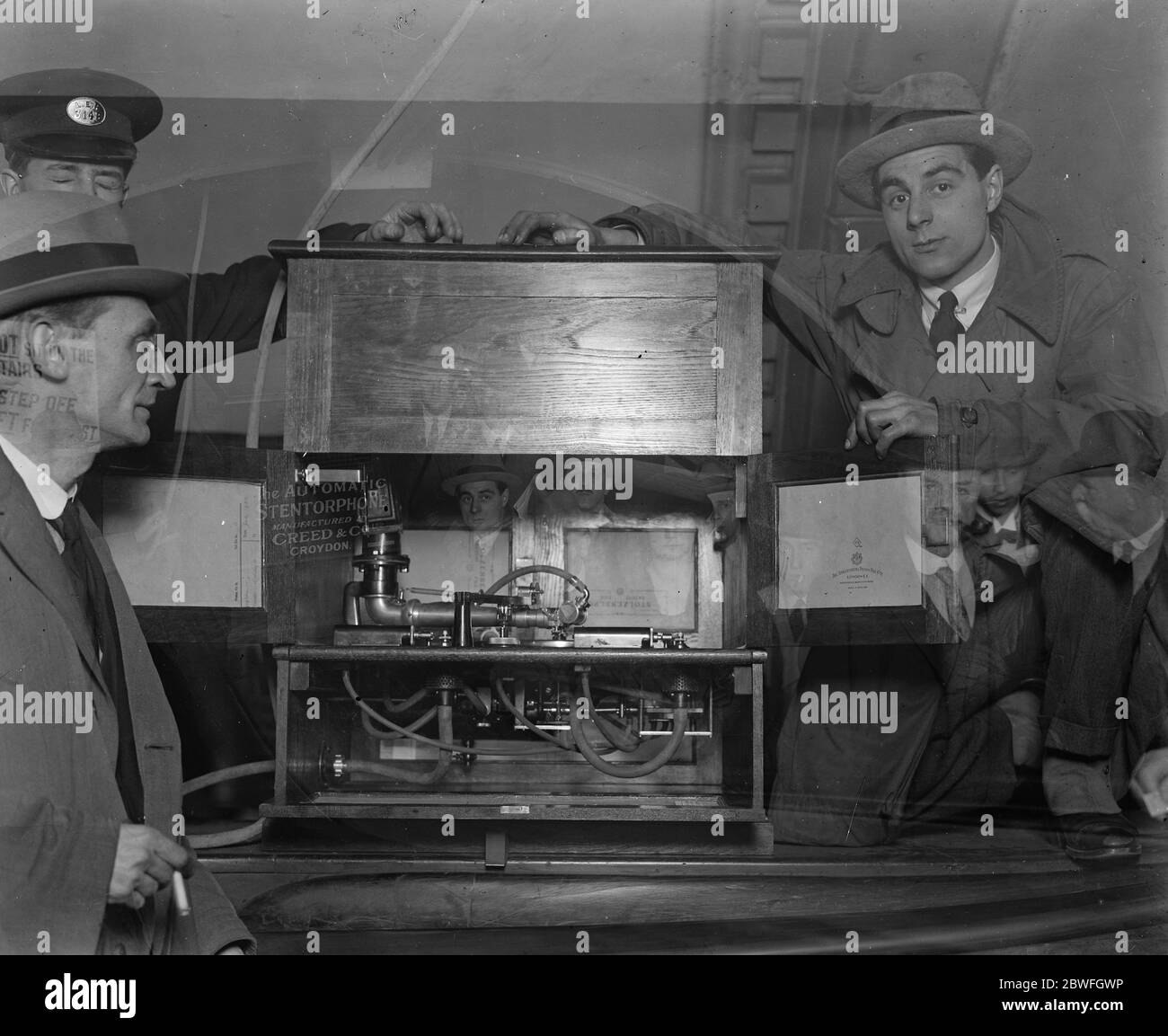 Der neue Rohrhustler . Ein Automatisches Stentorphone eine Art Grammophon mit einer brüllenden Stimme. Das Innere des Stentorphones zeigt den Mechanismus. 26. Januar 1921 Stockfoto